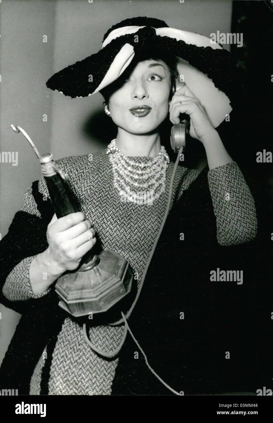 11 novembre 1955 - Marie-Chantal - Expression de jeune fille sophistiquée - illustré sur scène : Marie-Chantal, l'incarnation d'une jeune fille française sophistiquée, usurpé dans un théâtre de Paris par Judith Magre. Photo montre Judith Magre, dans le rôle de Marie-Chantal. Banque D'Images