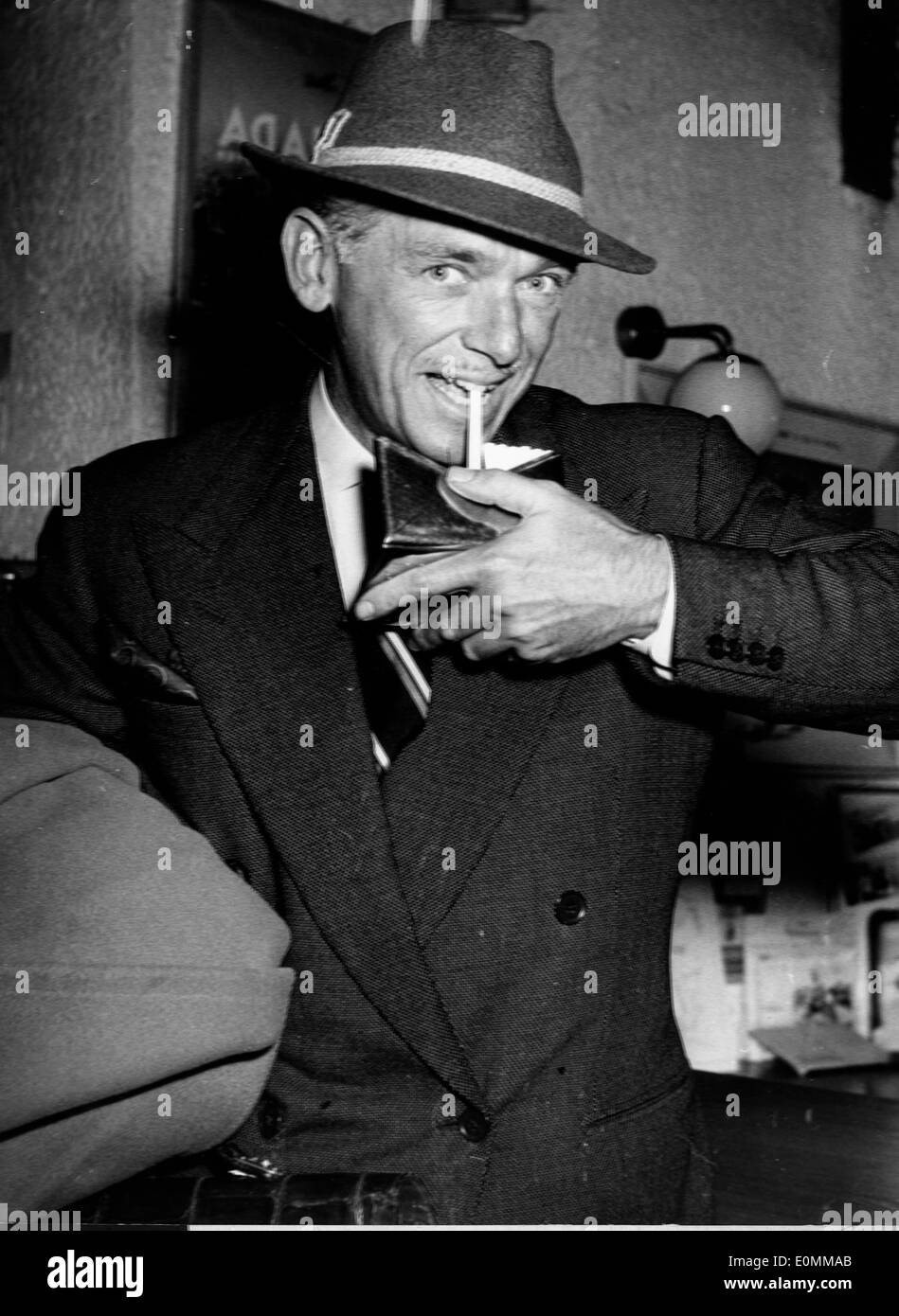 Acteur Douglas Fairbanks, Jr. fume cigarette Banque D'Images