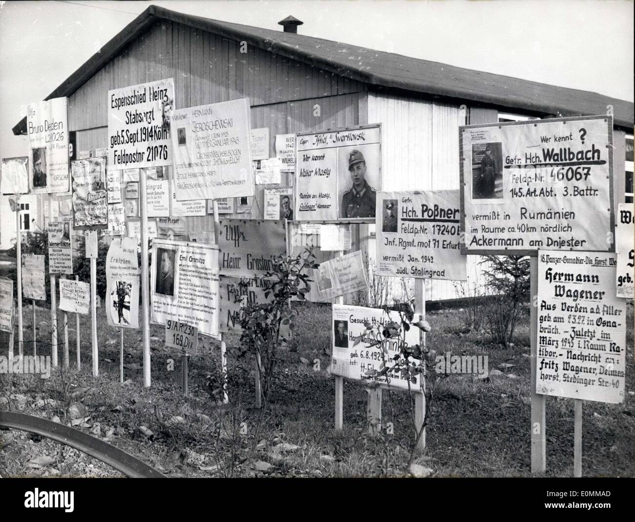 16 novembre 1955 - Toujours en attente de prisonniers de guerre de la Russie : des centaines de parents allemands et des épouses dans Friedland Camp près de la zone frontière. Mais jusqu'à maintenant aucun nouveau transport est annoncé par le gouvernement soviétique. Le long des rues dans le camp de nombreuses affiches ont été érigés, qui demande pour les appels en soldats. Banque D'Images