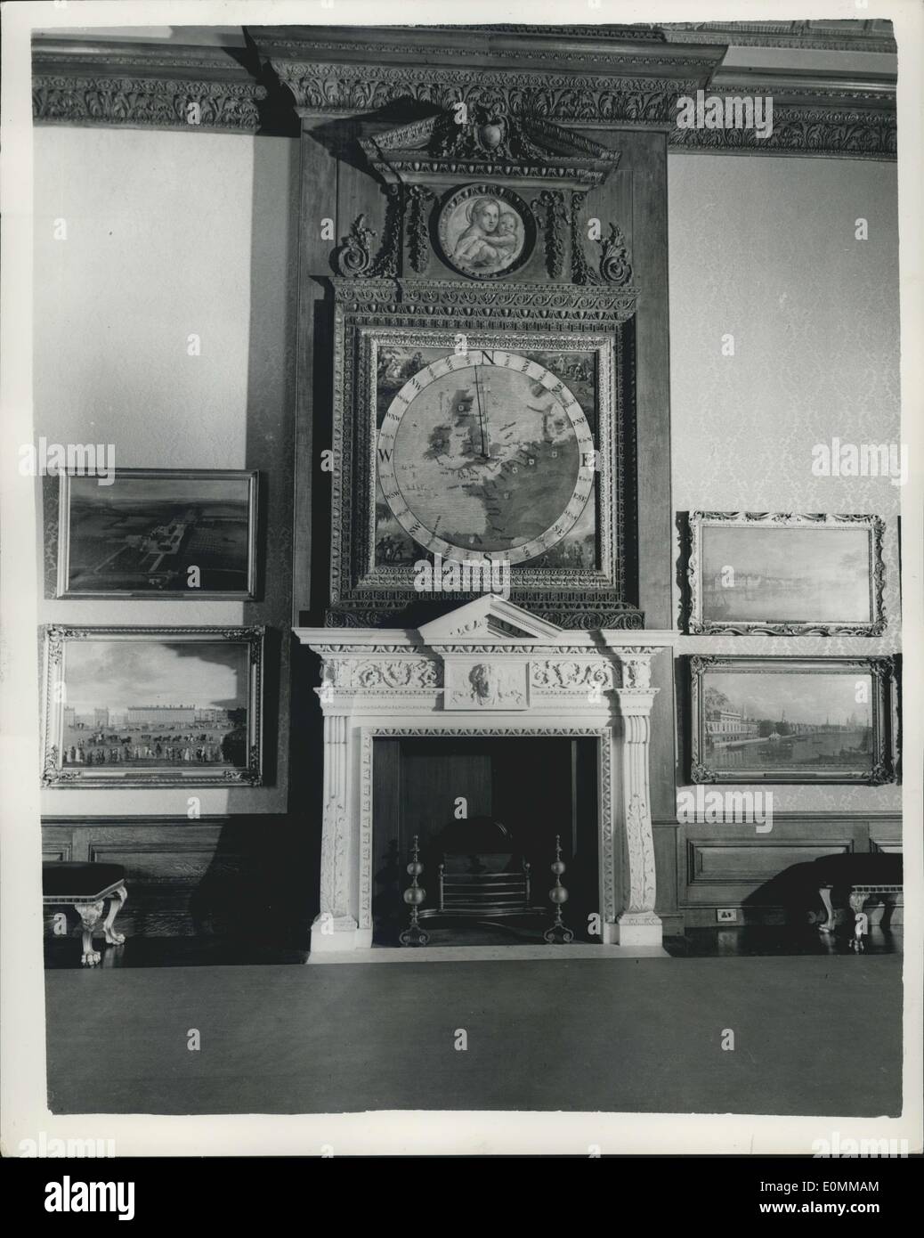 Le 23 novembre 1955 - appartements d'État au palais de Kensington à être rouvert au public : Les appartements d'État au palais de Kensington sont à être ré-ouvert au public le jeudi 29 novembre. Depuis qu'ils ont été récemment ouverte au public les appartements ont subi de nombreux changements - et ont été largement re-décorées. Une grande partie de la Queen Mary's meubles sera indiqué. Photo montre la carte unique peint par Richard exploité par une girouette sur le toit - dans King William's Gallery. Banque D'Images