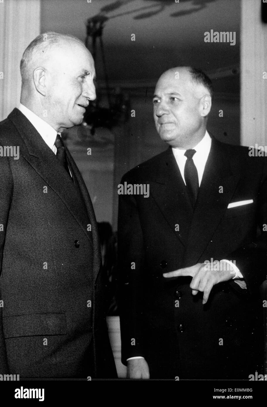 Déc 05, 1955 ; Rabat, Maroc, André Dubois, chef de la police de Paris prend le relais au Maroc. Banque D'Images