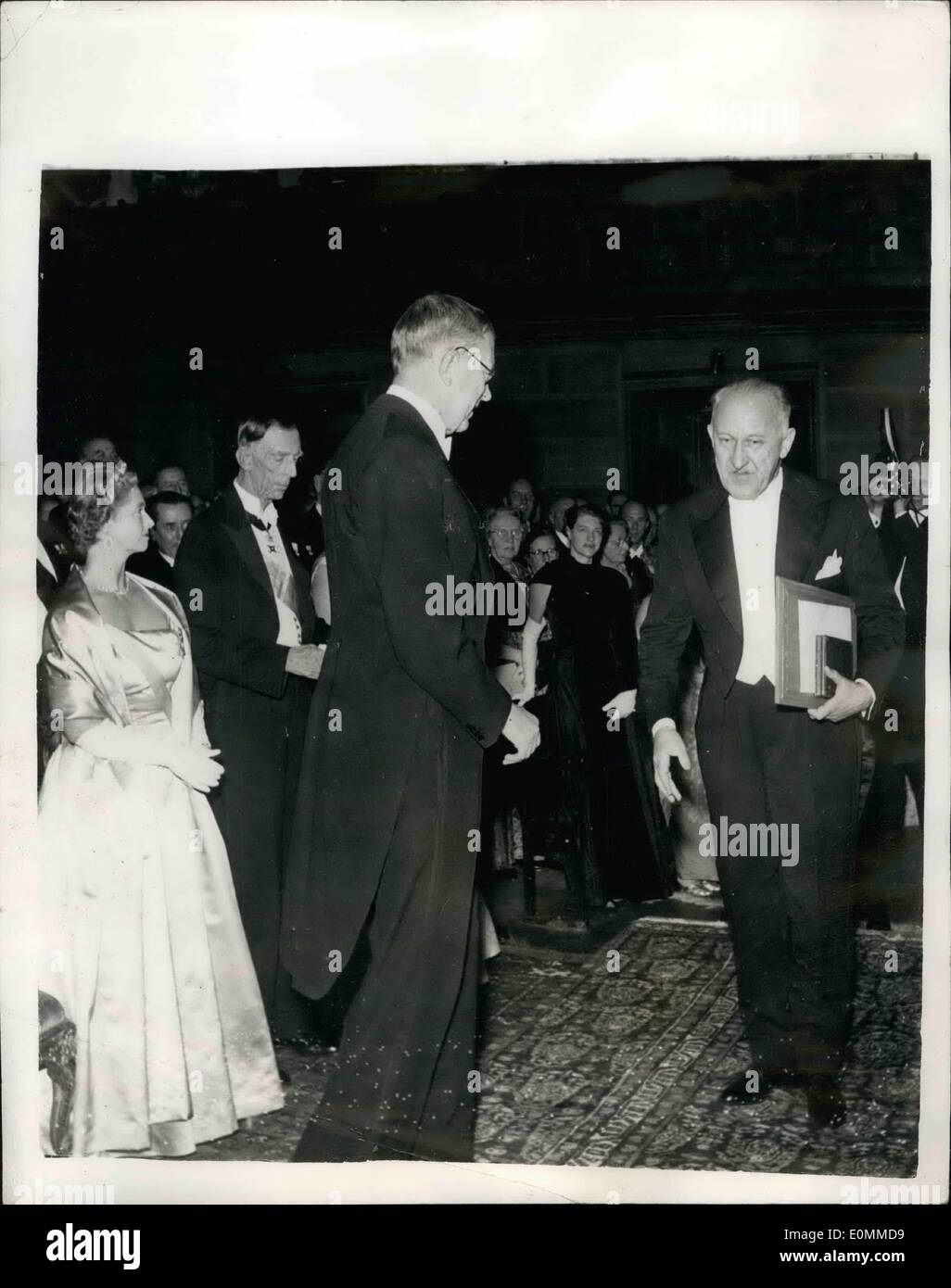 12 déc., 1955 - Le Roi Gustav Adolf présente le Prix Nobel : Le Roi Gustav Adolf a présenté les lauréats du Prix Nobel avec leur prix lors d'une cérémonie à l'Hôtel de Ville, Stockholm. Photo montre M. Halldor Laxness (littérature) de l'Islande après avoir reçu son prix des mains du roi Gustav (à gauche) et de la princesse Sibyla Prince regardez sur la Suède. Banque D'Images