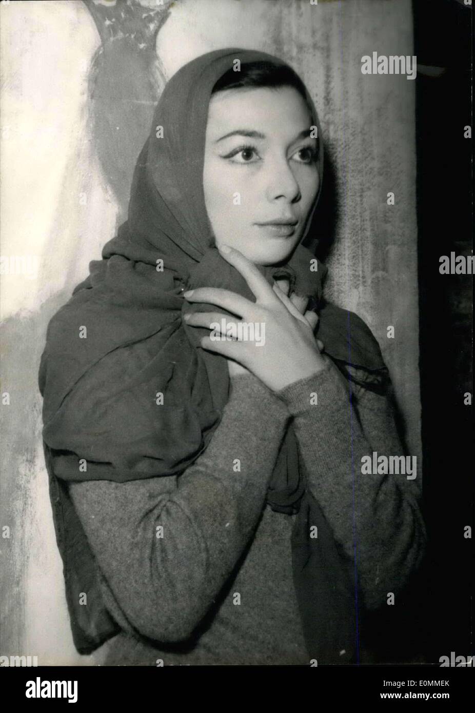 05 nov., 1955 - Juliette Greco emprunte Princesse Russe Anastasia Juliette Greco chanteuse et actrice, est en train de faire son stade d ?mais dans une pièce de théâtre de Marcelle Maurette ''Anastasia''. Le jeu est basé sur une version selon laquelle Anastasia, fille de Nicolas II de Russie, est le seul survivant du massacre de la famille royale russe en 1917. Juliette Greco dans le rôle d'Anastasia. Banque D'Images