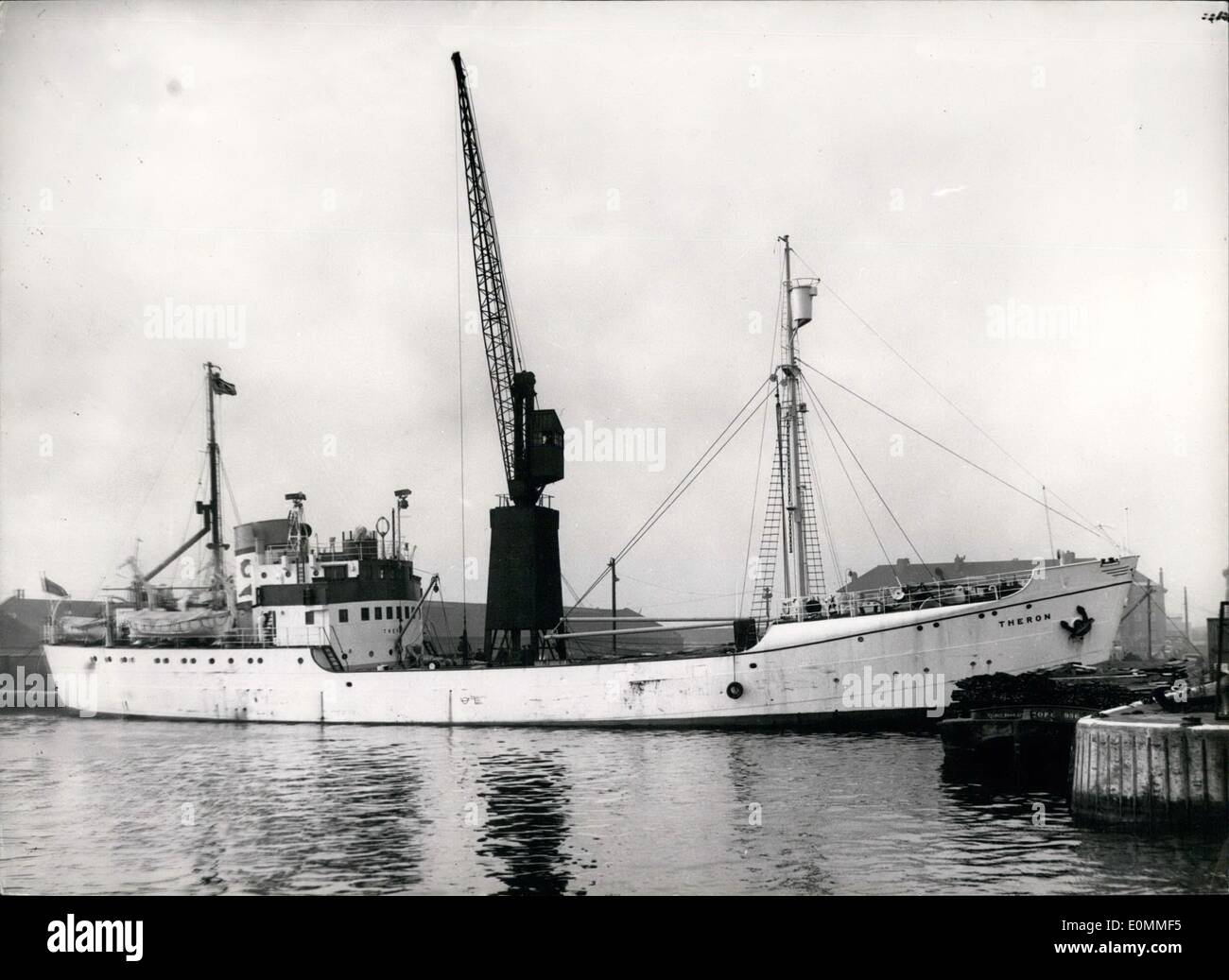 11 novembre 1955 - Le chargement du ''Theron'' pour l'Expédition transantarctique. Le joint Catcher - Bateau à moteur ''Theron'' (849 tonnes) a été chargé à Millwall Docks ce matin avec son équipement spécial et les stocke en prévision de son départ lundi prochain pour la glace de mer du sud - avec les 16 Etats parties à l'avance pour l'Expédition transantarctique 1955. Photo : Keystone montre- Vue de la ''Theron'' au Millwall Docks ce matin. Banque D'Images