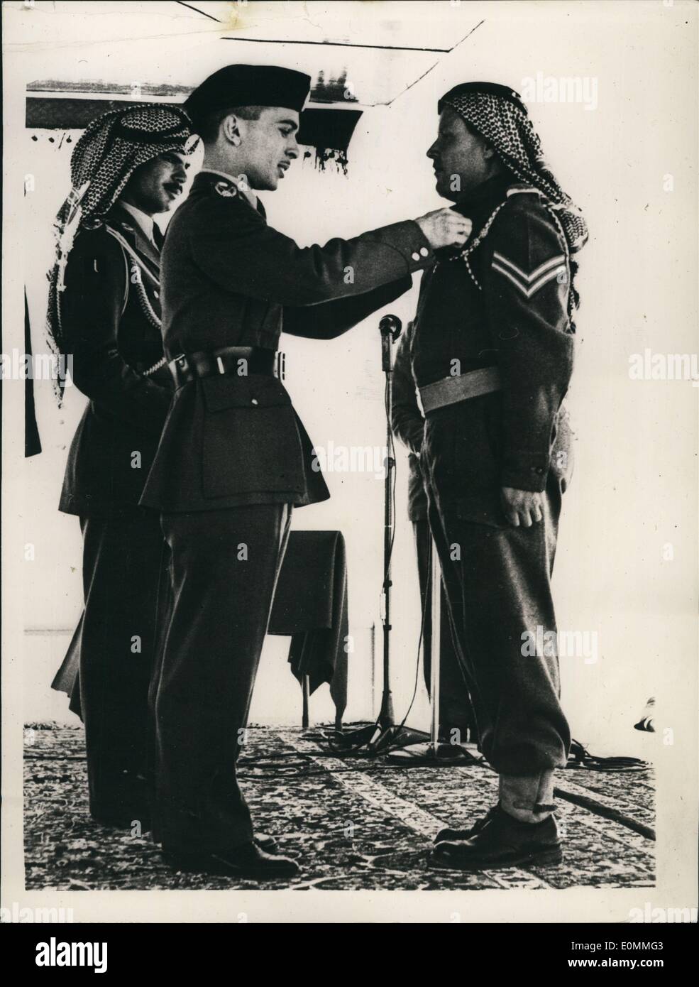 Mar. 03, 1956 - Le Roi Hussein assiste à la Légion arabe Parade. Glubb Pacha saccagée : un Arrêté royal a été publié à Amman, Jordanie, aujourd'hui - de mettre fin aux services du Général John Glubb - connu dans le monde entier comme Glubb Pacha - en tant que chef de l'Etat-major de la Légion arabe. La décision rendue par le Roi Hussein de Jordanie suit la décision de ne pas adhérer au pacte de défense au Moyen-Orient. La photo montre la photo juste reçu montre le Roi Hussein de Jordanie présentant une médaille à un caporal durant la récente Légion arabe Day Parade. Banque D'Images