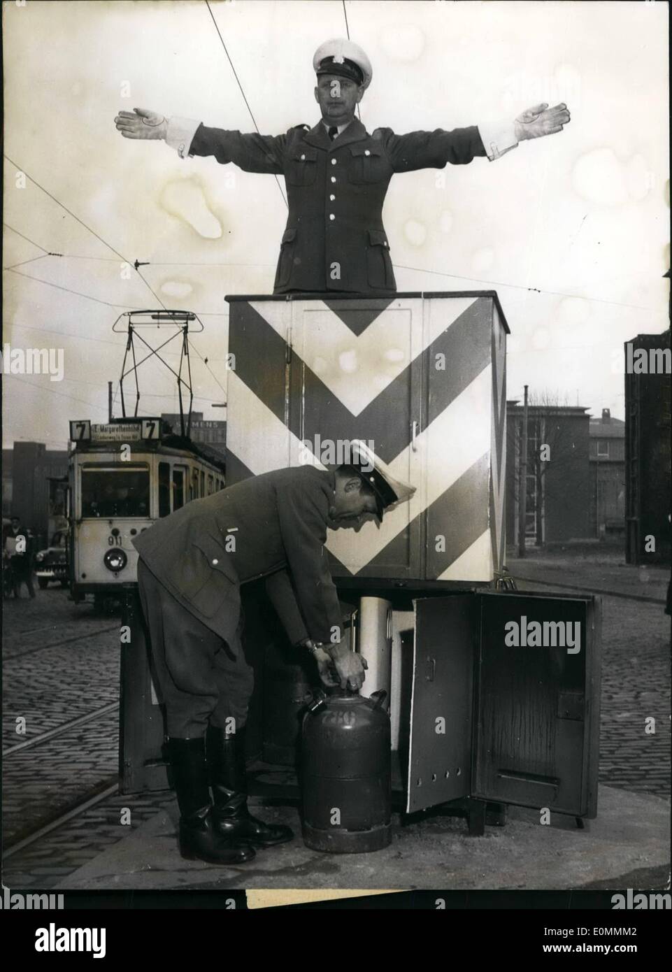 Le 12 décembre 1955 - tête au frais - pieds ver ! : C'est l'appareil de la police de Duessoldorf. Les postes où les policiers sont à la règle le trafic sont heatened. Banque D'Images