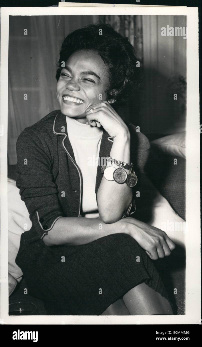 Le 12 décembre 1955 - Eartha Kitt vient à Londres. : Le célèbre chanteur américain de couleur terre Kitt était d'être vu à l'Hôtel Savoy cet après-midi. Elle est arrivée à Londres par avion ce matin - et est à prendre part dans une série de 'dates'. Il est classé parmi les dix plus populaires chanteurs dans les États-Unis - et gagne &pound;100 000 par an. Photo montre d'Eartha Kitt - montrant son bracelet médaillon unique - à l'Hôtel Savoy cet après-midi. Banque D'Images