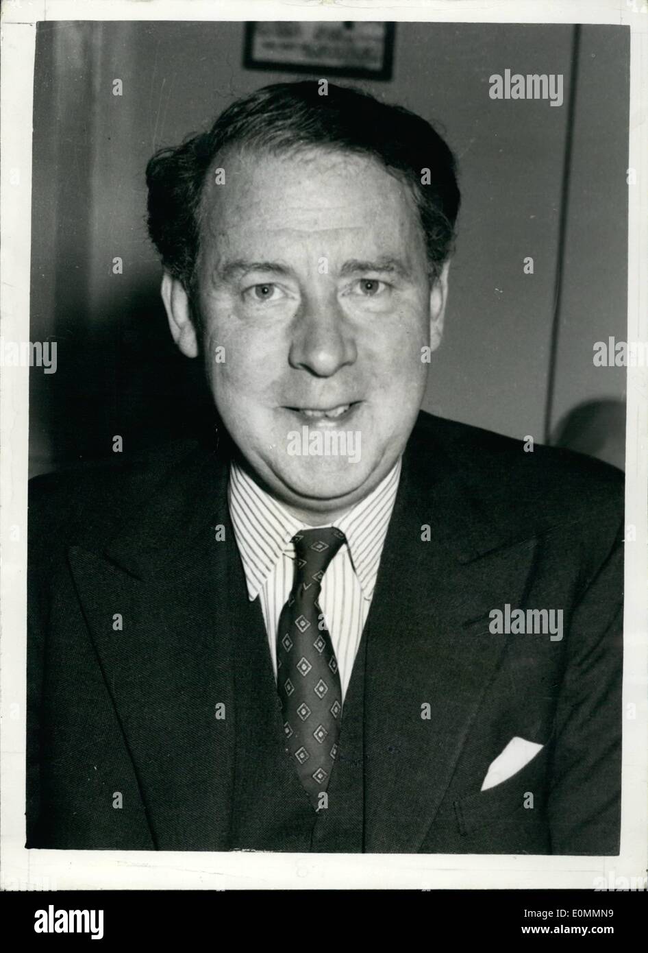 12 déc., 1955 - M. Gaitskell à la maison. Montre Photo : M. Hugh Gaitskell , qui a été élu hier, nouveau chef de la la Banque D'Images