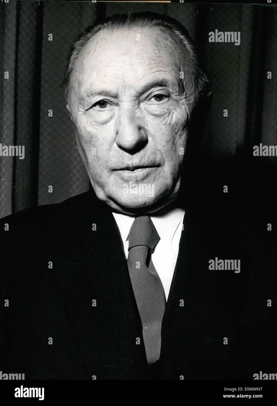 Le 12 décembre 1955 - Adenauer 80e anniversaire sera le 5 janvier 1956 : c'est un nouveau portrait de la chancelière allemande. Elle a été prise seulement quelques jours avant son anniversaire.Photo montre nouveau portrait du Dr Konrad Adenauer Banque D'Images