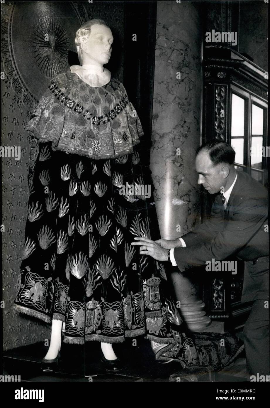 Mar. 03, 1956 - Décorations et des uniformes à Monnaie de Paris : Une exposition de décorations et d'uniformes à travers les siècles est aujourd'hui détenu à la Monnaie de Paris. Photo montre un mannequin portant l'uniforme de l'ordre du Saint-Esprit avec le collier de l'ordre. Banque D'Images