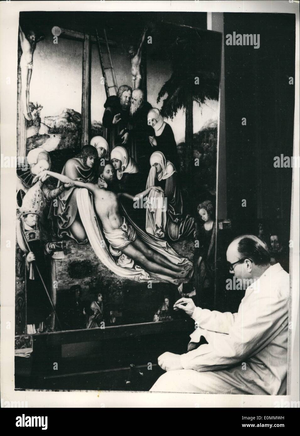 Mar. 03, 1956 - Tableau de Lucas Cranach découvert en Hongrie.. Selon de récents rapports de presse hongrois Gyorgy - Kakay-Szabo, chef restaurateur du Musée des beaux-arts de Budapest, a découvert dans une photo qui a été pensé pour être sans valeur travail - une peinture de valeur élevée de Lucas Cranach en 1514-15... La peinture de la plaque de bois a été endommagé à la fin du 16ème siècle - a été en partie repeinte et utilisé comme un autel morceau.. Partie de la partie inférieure de l'image était ternie et repeintes - ainsi, l'auteur et de valeur réelle de l'image restait caché Banque D'Images