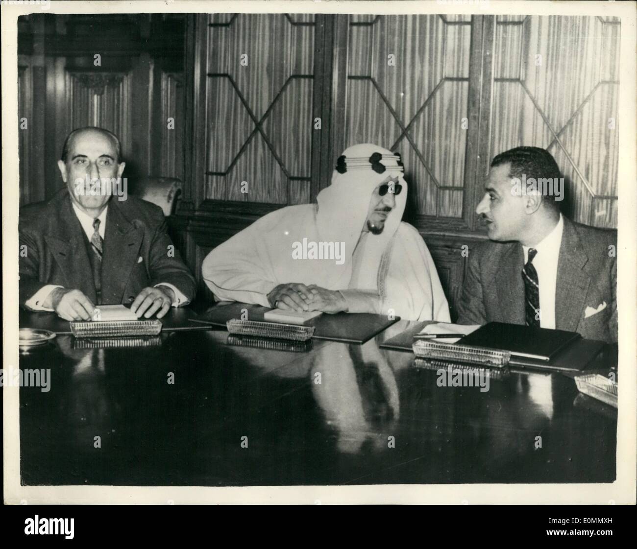 Mar. 03, 1956 - Le Roi Saoud et le Premier Ministre égyptien de prendre part à des pourparlers tripartites au Caire. : Sa Majesté le Roi Saoud d'Arabie saoudite est arrivé récemment au Caire et a pris part à une réunion tripartite avec le président syrien El Choukry Kouatly et Premier ministre égyptien Abdel Nasser. Les trois pays arabes ont discuté de questions dont l'attitude qu'ils avaient l'intention de prendre à l'égard de pays qui a permis à leurs ressortissants d'être recrutés dans l'armée d'Israël - et à l'égard de pays qui a fourni des armes à Israël. La photo montre la vue pendant la réunion au Caire - H.M Banque D'Images