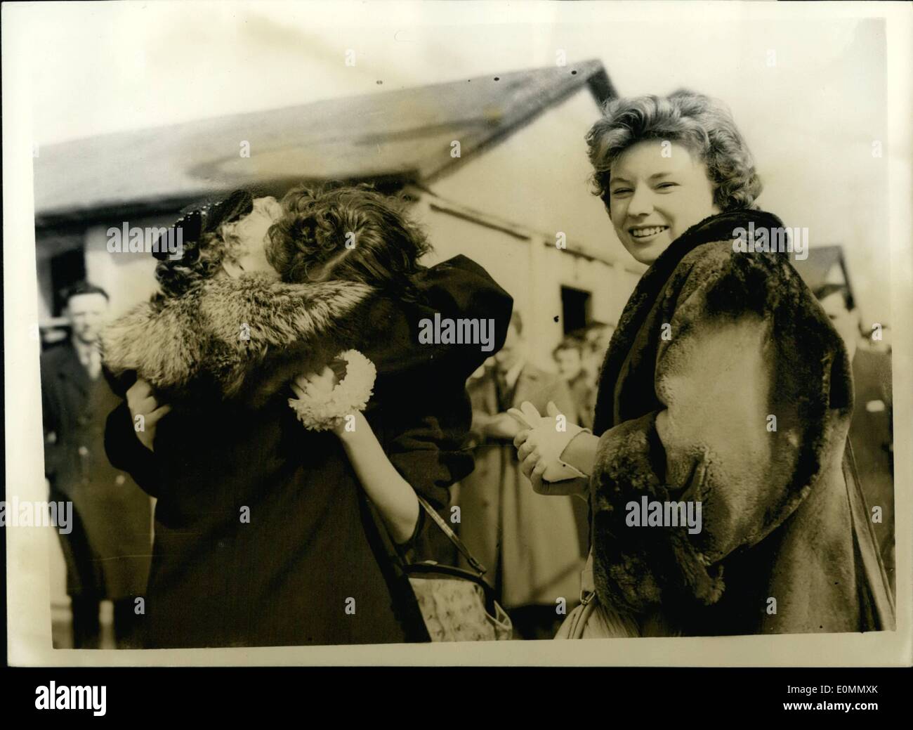 Mar. 03, 1956 - Ruby Murray revient avec sa Sœur : La star de la chanson populaire, Ruby Murray, est arrivé à l'aéroport de Londres aujourd'hui Banque D'Images