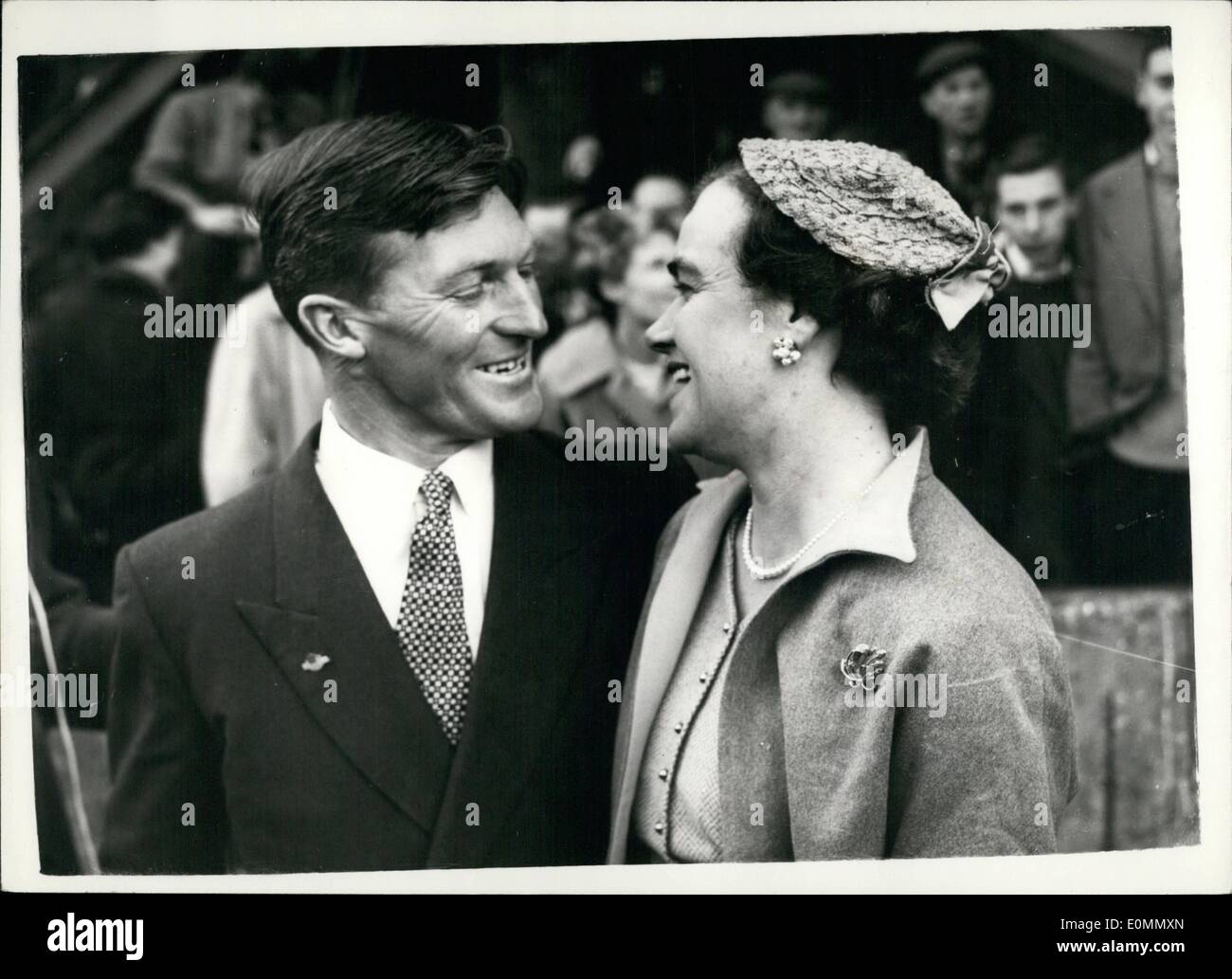 Mar. 03, 1956 - L'Theron revient à Londres à partir de l'Expédition transantarctique. Photo montre Mme Holmes-Miller, qui ont piloté à partir de la Nouvelle-Zélande pour accueillir son mari, sourit joyeusement que le couple est réuni à Butler's Wharf ce matin. Banque D'Images