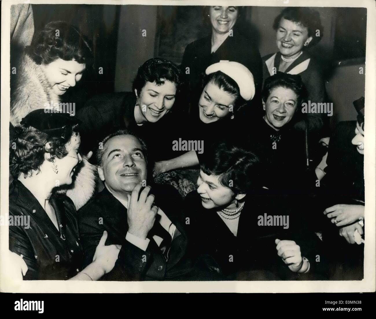 01 janv., 1956 - Rossano Brazzi le centre d'attraction : Populaire acteur italien, Rossano Brazzi pour beaucoup d'attention de la mesdames, lorsque l'American Women's Association of Rome a donné un déjeuner en son honneur. Banque D'Images