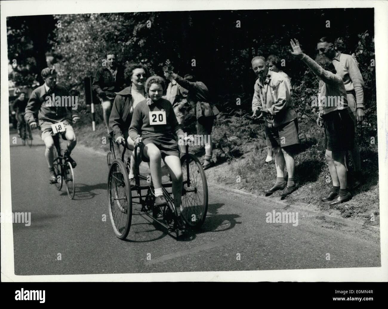 Mar. 03, 1956 - Premier rapport annuel de gestion du cycle de l'ancien combattant Ripley à Hyde Park. Vélos mis à deux, penny farthings vintage et d'autres modèles ont été parmi les 52 machines qui ont pris la route dans le sud de l'ancien combattant du premier club Cycle vieux temps exécuter de Ripley, Surrey, à Hyde Park aujourd'hui. Photo montre : Mme Mable Gladys Mundy accompagné de sa fille Jennifer, assis sur l'avant du cycle de sécurité complémentaire 1896 Rudge, obtenir un contrôle sur la route aujourd'hui. Banque D'Images