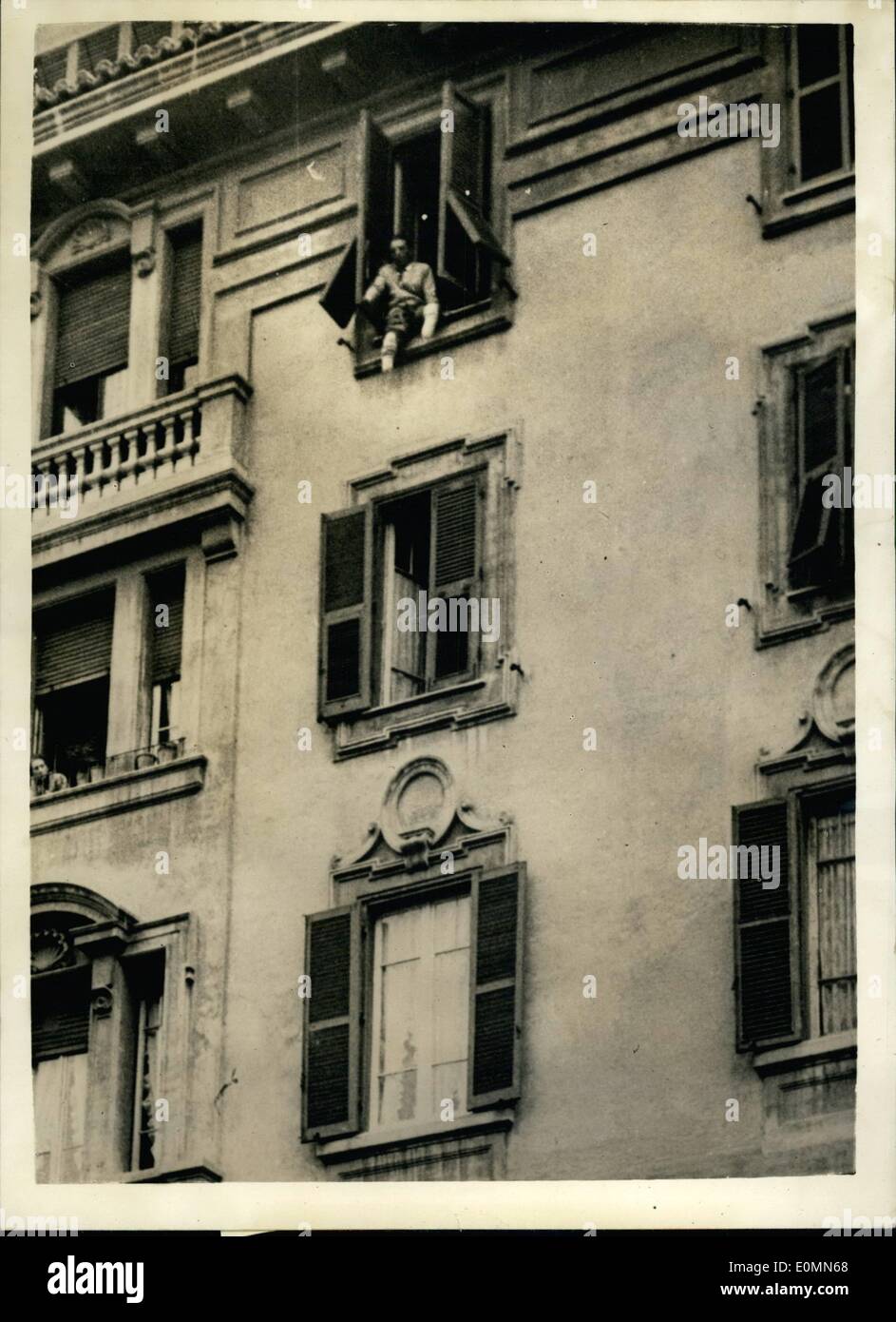 Mar. 03, 1956 mutilés - héros italien menace de sauter d'une fenêtre il pensait que sa femme avait été enlevé. : Aldo Pescatori, qui a perdu les deux pieds en Russie tout en servant avec le Iltalian armée pendant la guerre, et a reçu le Gold Modèle militaire italien., a menacé d'aller à sa mort de son 15ème étage dans la fenêtre Via Chiana, Rome, car il croyait que sa femme avait été kidbnapped. Elle avait seulement allé voir ses beaux-parents - un général de l'Armée de l'air italienne, et sa mère, pour discuter avec eux des comportements étranges de son mari Banque D'Images