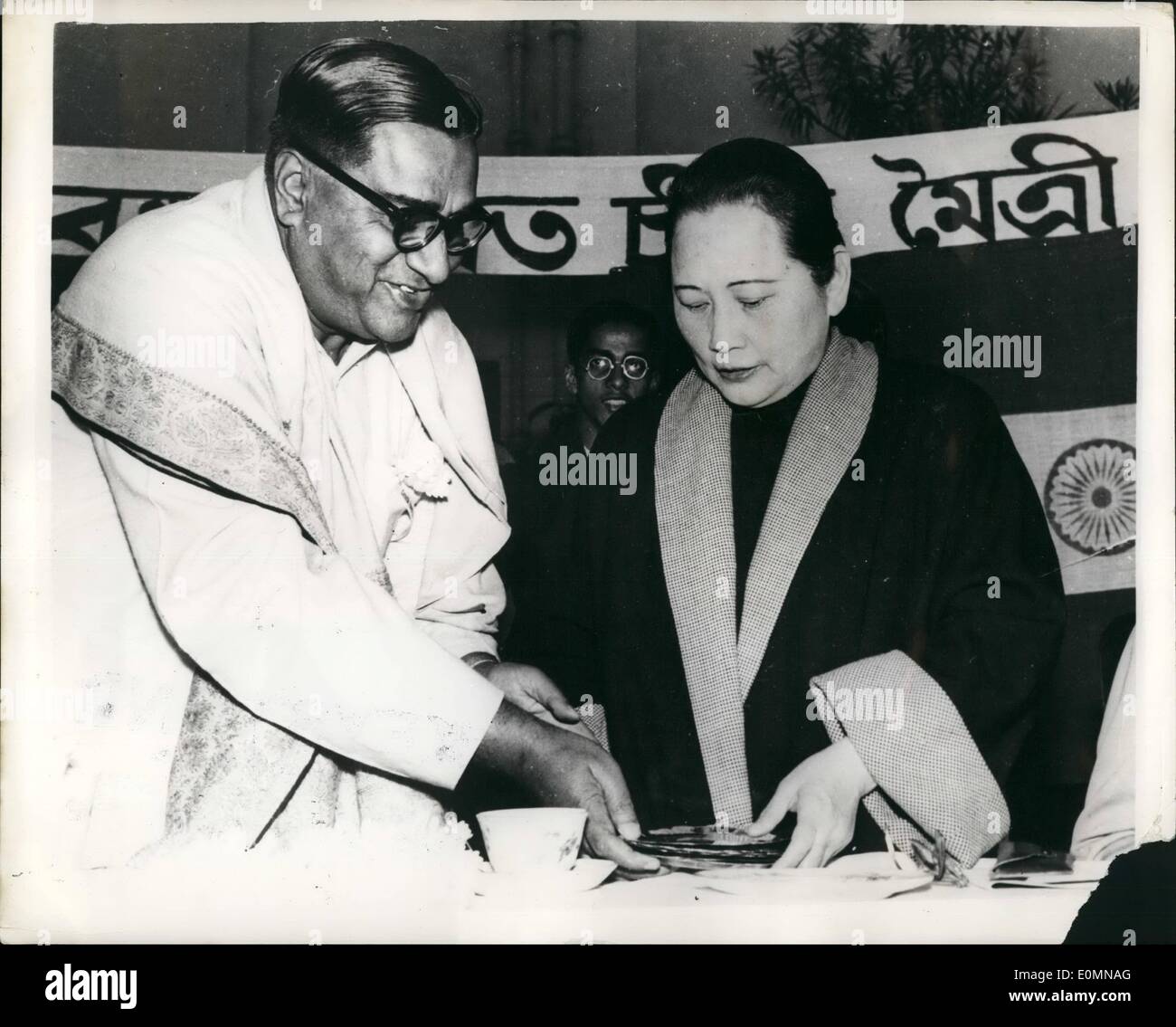 01 janvier 1956 - Madame Sun Yat Sen visites Calcutta. reçoit Don de M. Mukherjee : Madame Sun Yat Sen vu cadeaux offerts par M. S. Mukherjee, président de l'Association d'amitié sino-indiennes au cours d'une réception a donné en son honneur par l'Association à Calcutta récemment. Parmi les cadeaux présentés au visiteur de la Chine communiste était un portrait du Dr Sun Yat Sen, fondateur de la République chinoise, peint par Barin Roy il y a 30 ans. Madame Sun Yat Sen est actuellement en visite en Inde en tant qu'invité du Premier Ministre Jawaharlal Nehru. Banque D'Images