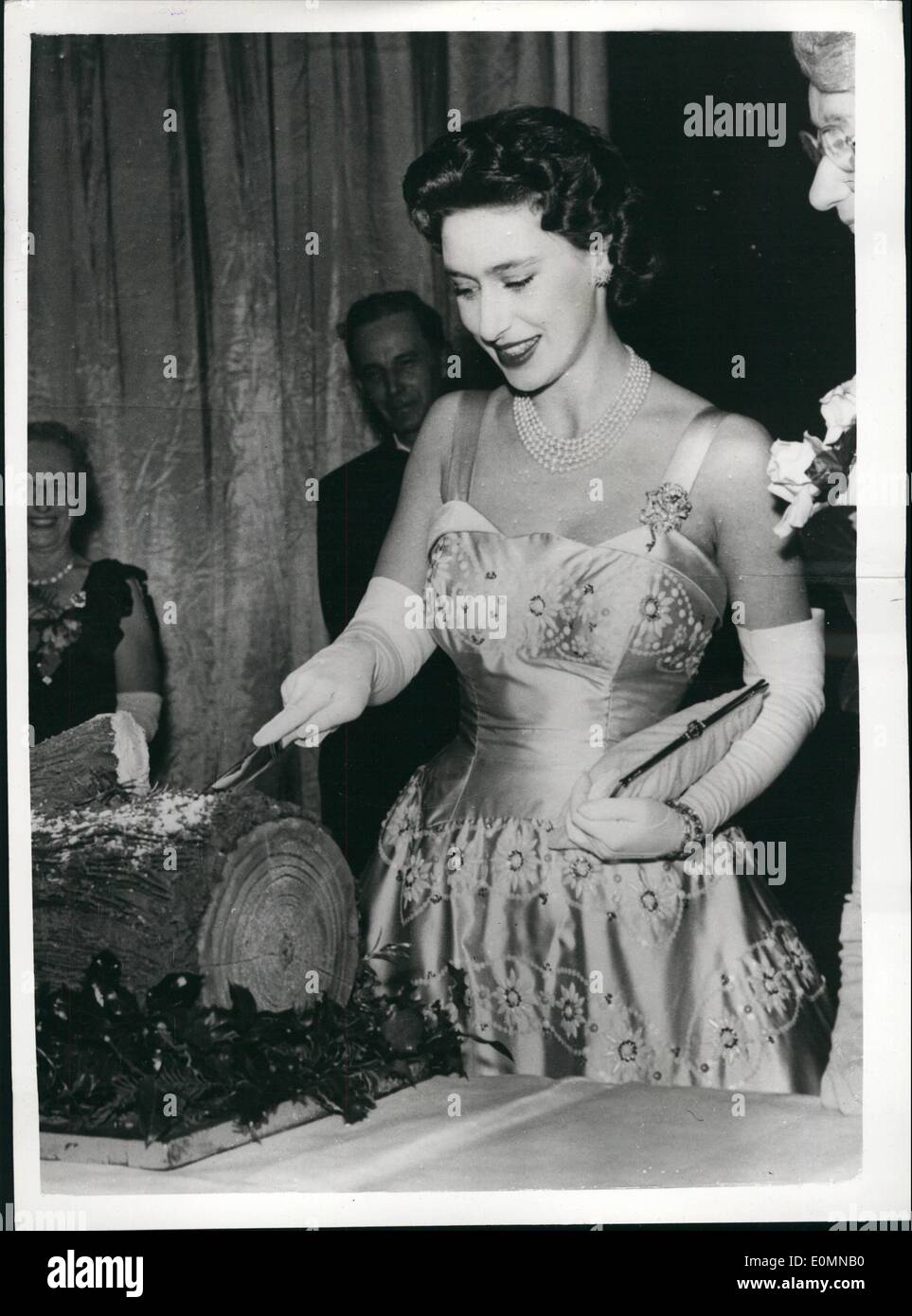01 janvier 1956 - Soirée de Gala pour la princesse de couper le gâteau géant : Son Altesse Royale la princesse Margaret est l'invité d'honneur de l'opéra et ballet spécial performance au Sadler's Wells Theatre-organisée pour marquer le vingt-cinquième anniversaire de la ré-ouverture du célèbre théâtre, hier soir. Photo montre. La princesse Margaret effectue la cérémonie de la coupe le géant de 123 lb. Gâteau-le point culminant des cérémonies à Salder's Wells hier soir. Banque D'Images