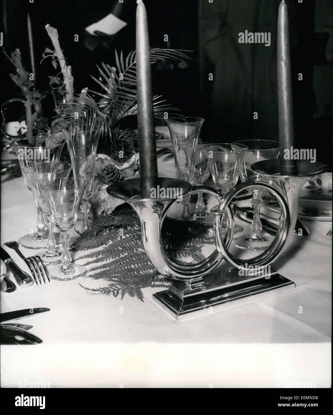 Mar. 06, 1956 - L'exposition ''Christofle deux semaines de tables'' a commencé ce matin afin de souligner l'importance de décorations de table floral. Sur la photo est une table décorée de fleurs pour un dîner de chasse. Il y a un chandelier en forme de corne. Banque D'Images