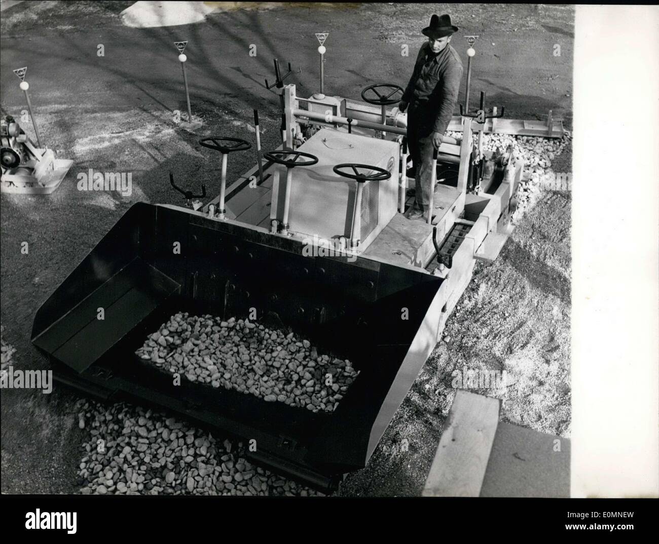 16 mars 1956 - seulement avec ces machines ne serait-il possible d'achever le plan décennal du ministre fédéral des transports(Seebohm) de fixer non seulement le fondement mais aussi la blacktop de rues dans un bref laps de temps. Il n'a besoin que d'un rouleau pour le parcourir et il sera terminé. Sur la photo : Le ''Blacktop, module de finition'' qui a effectué dans le bâtiment 3ème Exposition du 17 au 25 mars La Machine à Munich. Banque D'Images