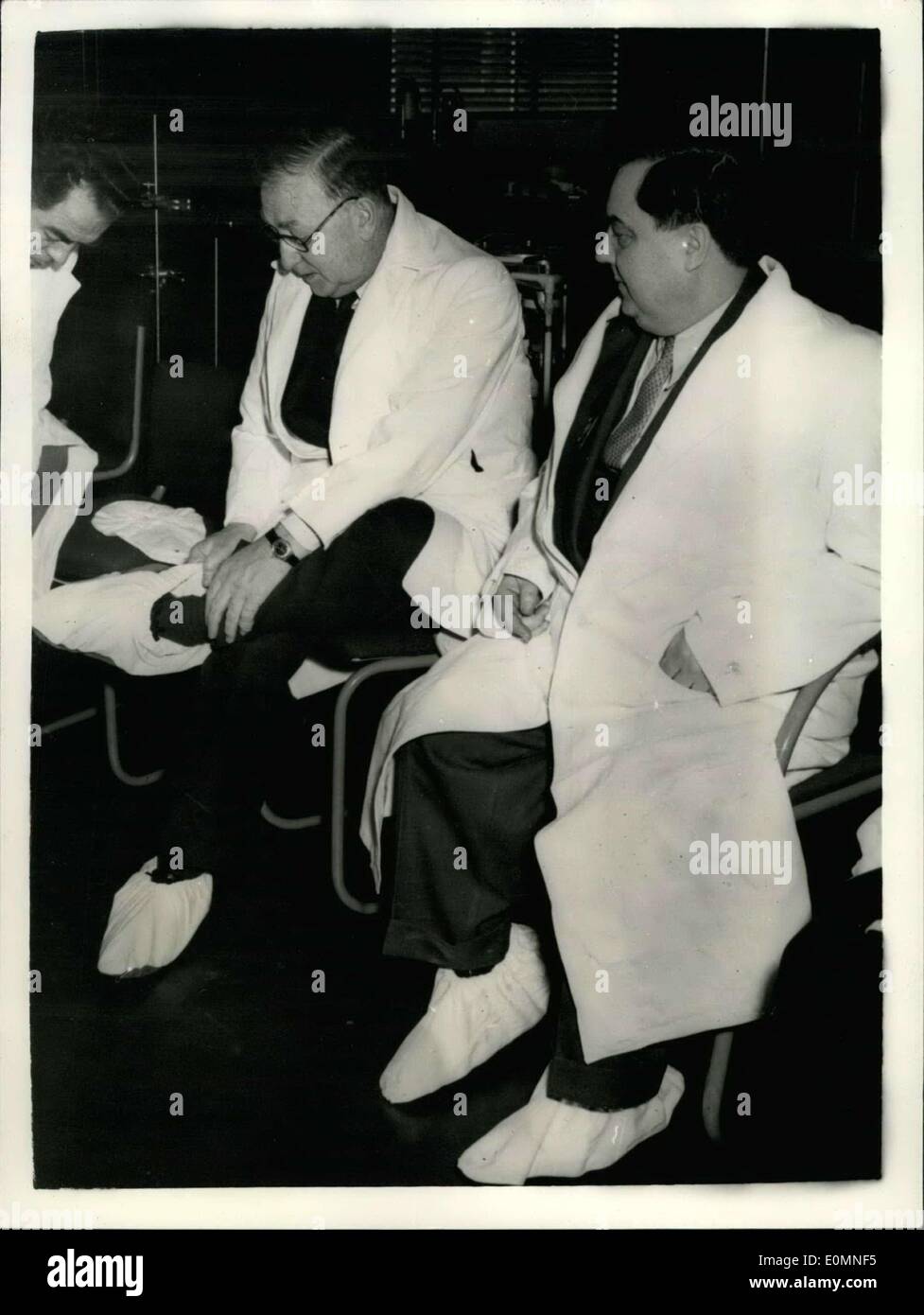 19 mars 1956 - M. Malenkov Station atomique d'Harwell Visites : M. Malenkov au ministre des centrales électriques dans le U.S.S.R qui est maintenant à la tête d'un parti d'ingénieurs de la Russie sur une visite de ce pays aujourd'hui, rend visite à la Station de recherche atomique d'Harwell. Photo montre M. Malenkov (à droite) le port de couche de blanc et plus de chaussures vu Sir John Cockcroft son réglage pour chaussures avant d'entrer dans le laboratoire de chimie d'aujourd'hui à Harwell. Banque D'Images