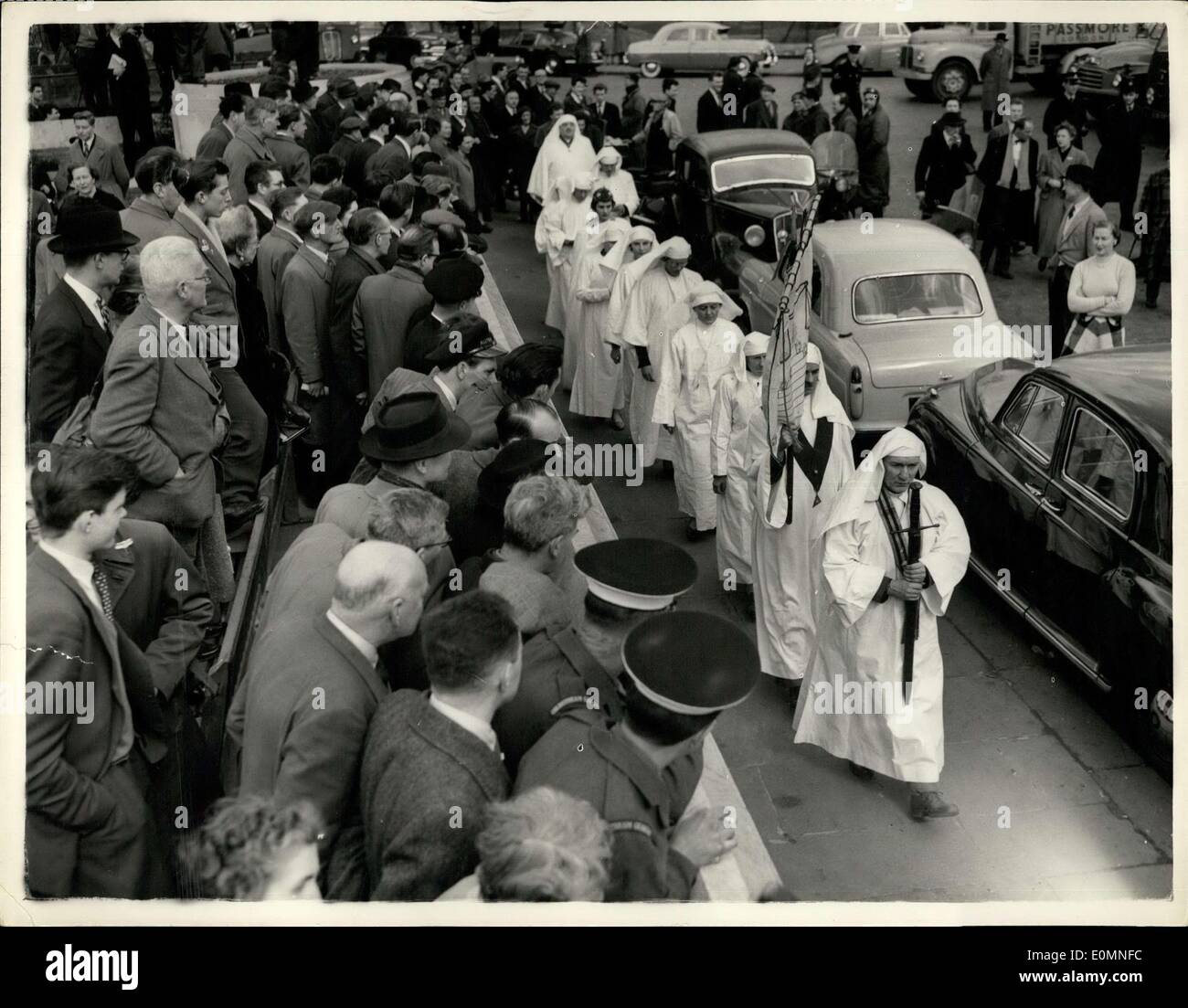 20 mars 1956 - Ancient Druid cérémonie sur Tower Hill. Vue générale : Pour la première fois en 162 ans - la robe blanche membres du Druid Order a tenu une ancienne cérémonie sur Tower Hill. Pour marquer l'arrivée du printemps la cérémonie est similaire mais sur une plus petite échelle à la traditionnelle Stonehenge. Il est réputé puis un ancien cimetière britannique est sous la célèbre Tour Blanche. La photo montre la vue générale de la procession qui descend la colline tour vu par la foule pour la cérémonie de ce matin. Banque D'Images 20 mars 1956 - Ancient Druid cérémonie sur Tower Hill. Vue générale : Pour la première fois en 162 ans - la robe blanche membres du Druid Order a tenu une ancienne cérémonie sur Tower Hill. Pour marquer l'arrivée du printemps la cérémonie est similaire mais sur une plus petite échelle à la traditionnelle Stonehenge. Il est réputé puis un ancien cimetière britannique est sous la célèbre Tour Blanche. La photo montre la vue générale de la procession qui descend la colline tour vu par la foule pour la cérémonie de ce matin. Banque D'Images