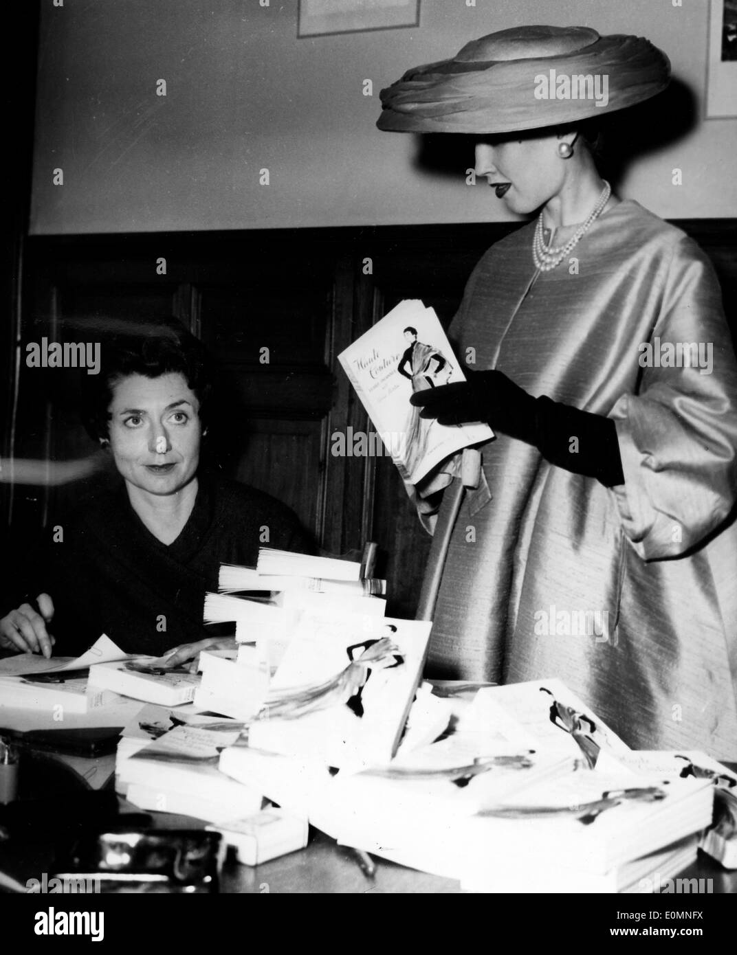 Romancier Celia Bertin lors d'une séance de signature de son livre "Haute Couture" Banque D'Images