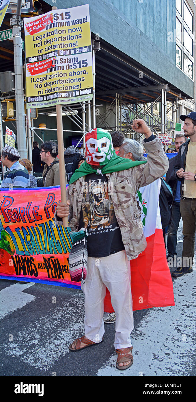 Un manifestant dans un lutteur mexicain au masque du premier mai à Union Square Park à Manhattan, New York City. Banque D'Images