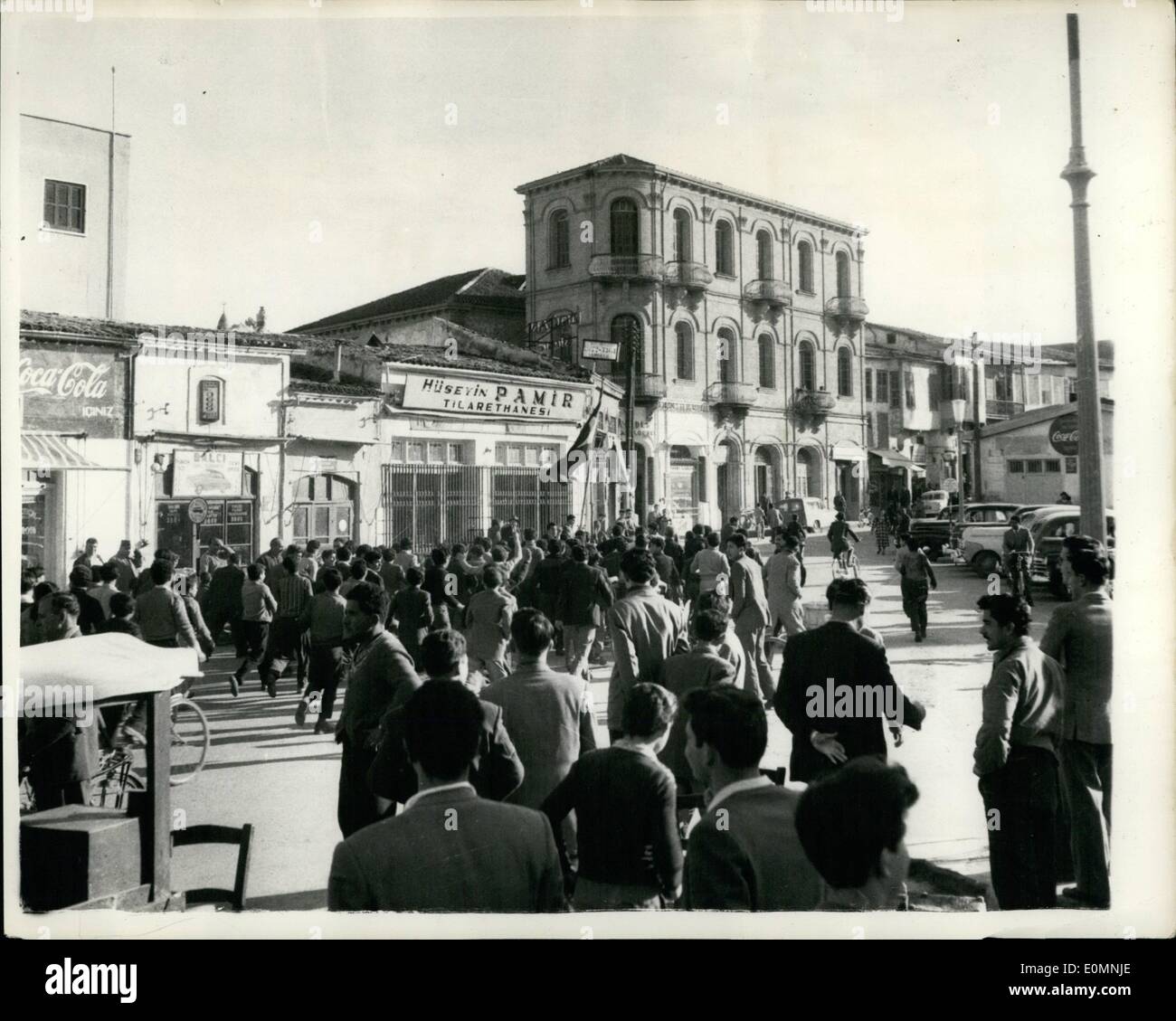 01 janvier, 1956 - les turcs à Chypre tenir manifestation de protestation à Berlin après le meurtre du policier : turcs portant leur drapeau national et criant ''Volcan''(l'EOKA Turc) formé jusqu'à la place d'Ataturk, Nicosin et organisé une manifestation parade à la suite du meurtre d'un policier turc l'extérieur de son domicile de Pothos. Boutique grecque ont été réparties dans des émeutes ont éclaté dans de nombreux endroits. Photo montre les Turcs commencer sur leur parade dans les rues de démonstration sur Nicosin. Banque D'Images