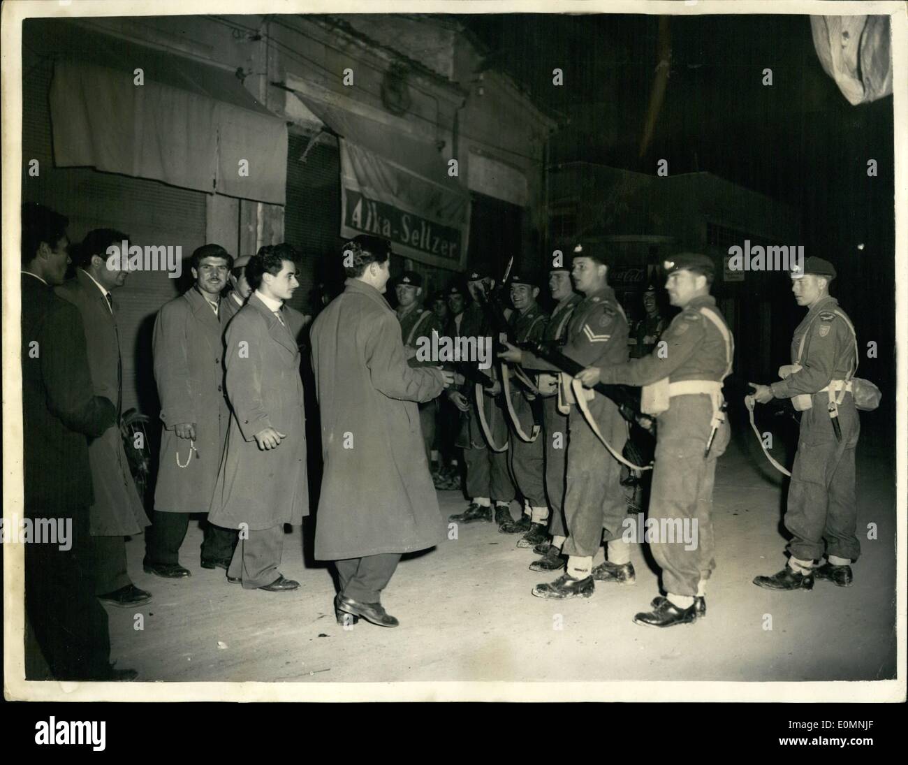 01 janvier, 1956 - Les troupes britanniques sceller les quartiers turcs et grecs après le Grec Anti : le meurtre de Paphos, à Chypre, d'un sergent de la police turque, a déclenché l'ensemble de l'île grecque anti manifestation du mercredi. Homme du sud Stafford Regt. Formé d'un cordon entre les quartiers turcs et grecs, de sorte que les deux factoins ne pouvait pas s'attaquer entre eux. Photo montre les hommes du sud, forment un régiment Stafford cordon armés dans les rues de Nicosie le mercredi. Banque D'Images