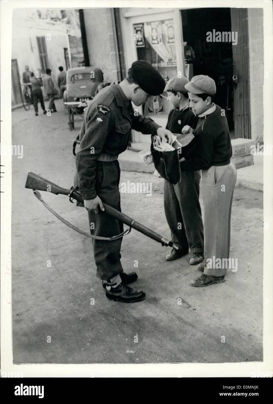 01 janvier 1956 - Nous allons jeter un oeil à des écoliers Il y a cherché à Chypre : photo montre un soldat britannique vu comme il inspecte le contenu de jeune étudiant's cartable à Nicosie, Chypre. Banque D'Images