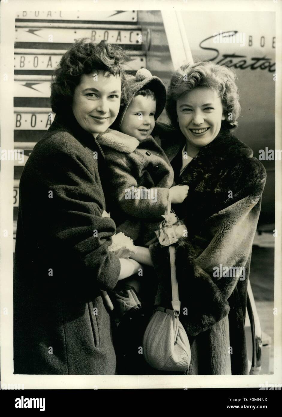 Mar. 28, 1956 - 28-3-56 Ruby Murray revient avec sa soeur. La star de la chanson populaire, Ruby Murray, est arrivé à l'aéroport de Londres aujourd'hui avec sa soeur, Mme Lilian Duffy, qui elle n'avait pas vu depuis 17 ans, et Lillian's petite fille, Janice, 2 &frac12 ;. Après avoir fait une tournée Américaine de trois semaines, Ruby est allé à Toronto, Canada, pour rendre visite à sa sœur. Mme Paul Murray, leur mère, qui vit à Belfast, a été à l'aéroport pour les accueillir. Photo : Keystone montre Ruby Murray vu avec sa soeur, Mme Lillian Duffy et sa fille, Janice, après l'arrivée à l'aéroport de Londres aujourd'hui. Banque D'Images