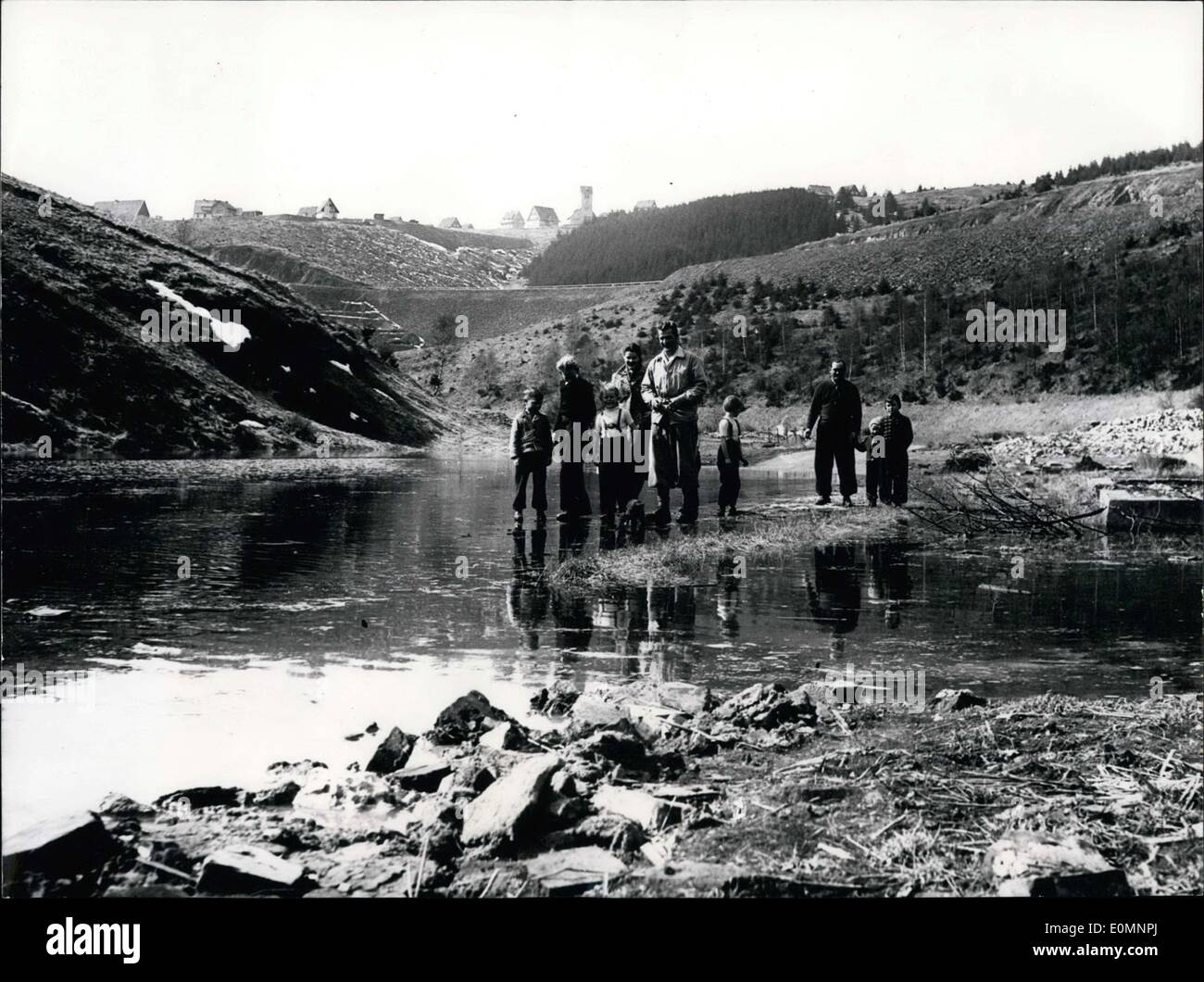 Avril 01, 1956 - un village passe sous... 200 000 mètres cubes d'eau couvre les vestiges de l'ancien village Schulenberg. Le vieux village est lentement sous l'eau en raison de la construction de l'Oker Dam, et un nouveau Schulenberg a été construit sur le bord de la vallée(vu dans l'arrière-plan du village). Le réservoir contient 49 millions de mètres cubes d'eau. Le barrage va fournir 10 000 000 kilowatts de puissance. Banque D'Images