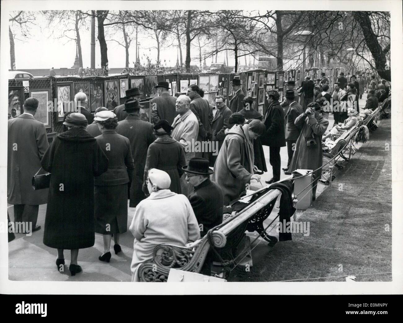 Avril 04, 1956 - Open -Air Art Affichage à l'Embankment Gardens Vue générale : l'affichage en plein air annuelle de peintures par des artistes qui ne peuvent normalement pas les moyens d'exposition Kyoto -ouvre à nouveau ce matin au Victoria Embankment Gardens. L'exposition est organisée par le conseil du comté de Londres. La photo montre la vue générale, les visiteurs d'admirer une partie de l'exposition ce matin. Banque D'Images