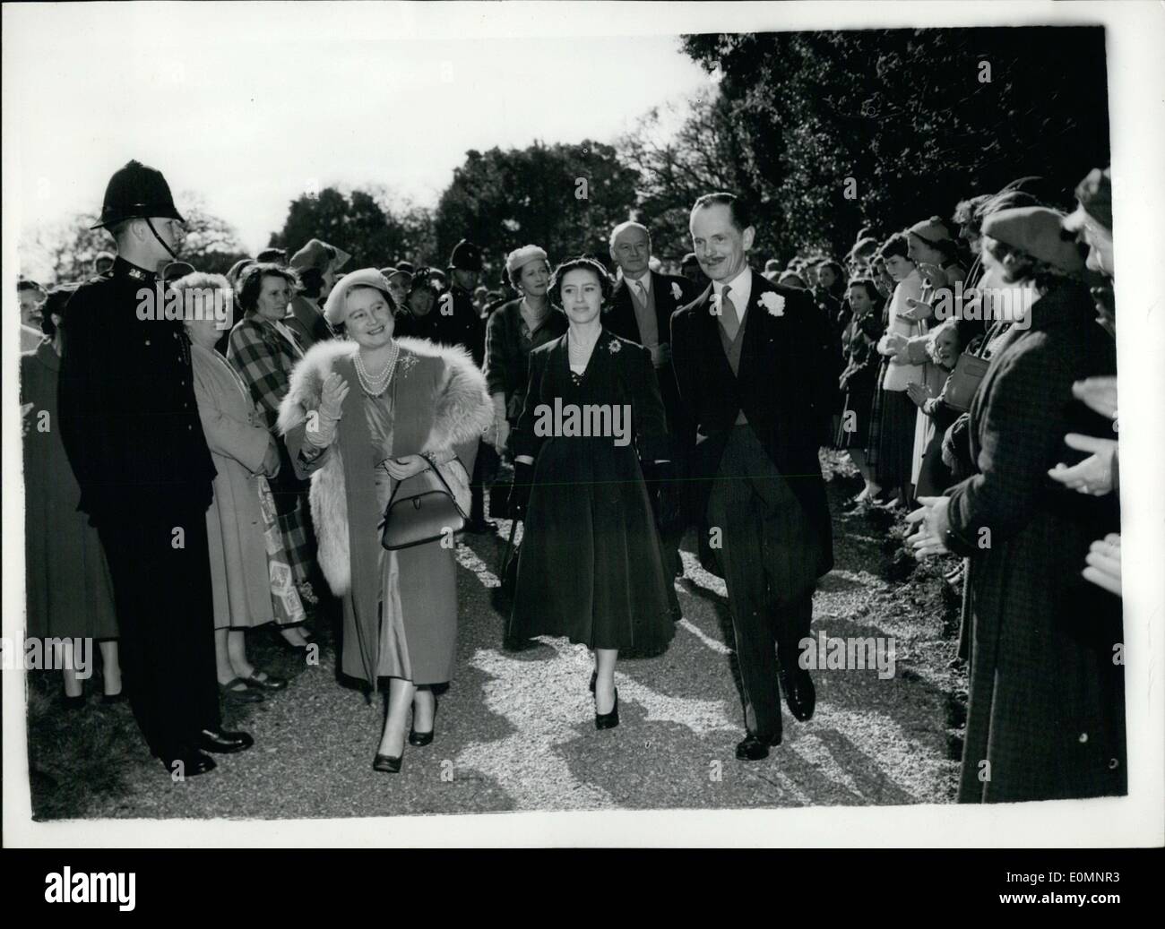 Avril 04, 1956 - Image:Mariage assiste le mariage a lieu aujourd'hui à l'église St. Withburga, Holkham, Norfolk, entre Lady Anne Coke, 23 ans, fille du comte et de la Comtesse de Leciester, et M. Colin Tennant, 29 ans, fils et héritier de lord Glenconner. La reine Elizabeth la reine mère et la princesse Margaret a assisté à la cérémonie. Photo montre la reine mère et la princesse Margaret vu la marche de l'église après la cérémonie. Banque D'Images