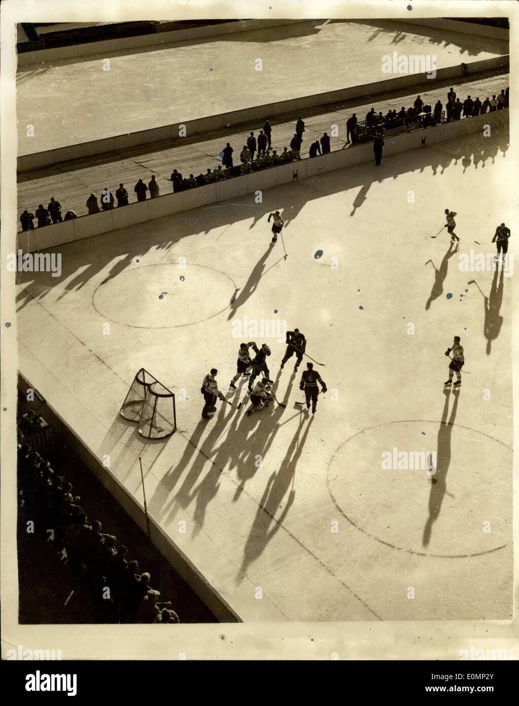 30 janvier 1956 - Jeux Olympiques d'hiver de Cortina. Soleil et ombre sur la patinoire. Photo montre l'ombre et soleil attrayant au cours de l'étude match de hockey sur glace entre l'Unite et la Pologne - au cours de l'hiver Jeux Olympiques de Cortina. USA a gagné 4 - 0. Banque D'Images