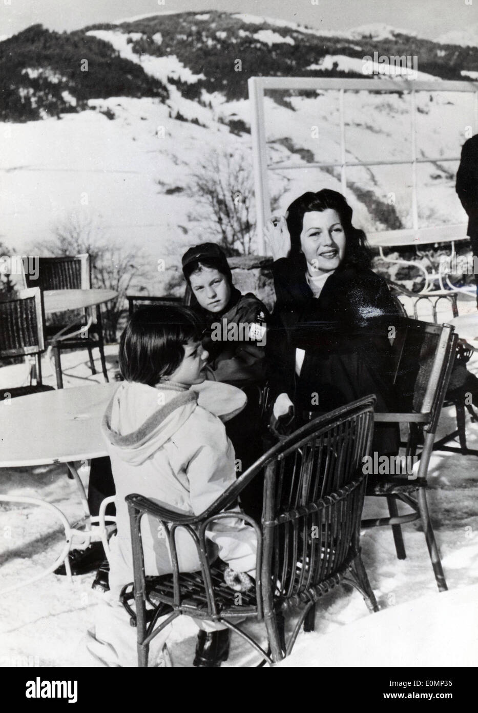 Jan 31, 1956 - Megève, France - Rita Hayworth avec ses deux filles YASMIN KHAN et REBECCA WELLES, profitez de vos vacances dans les Alpes françaises. Banque D'Images