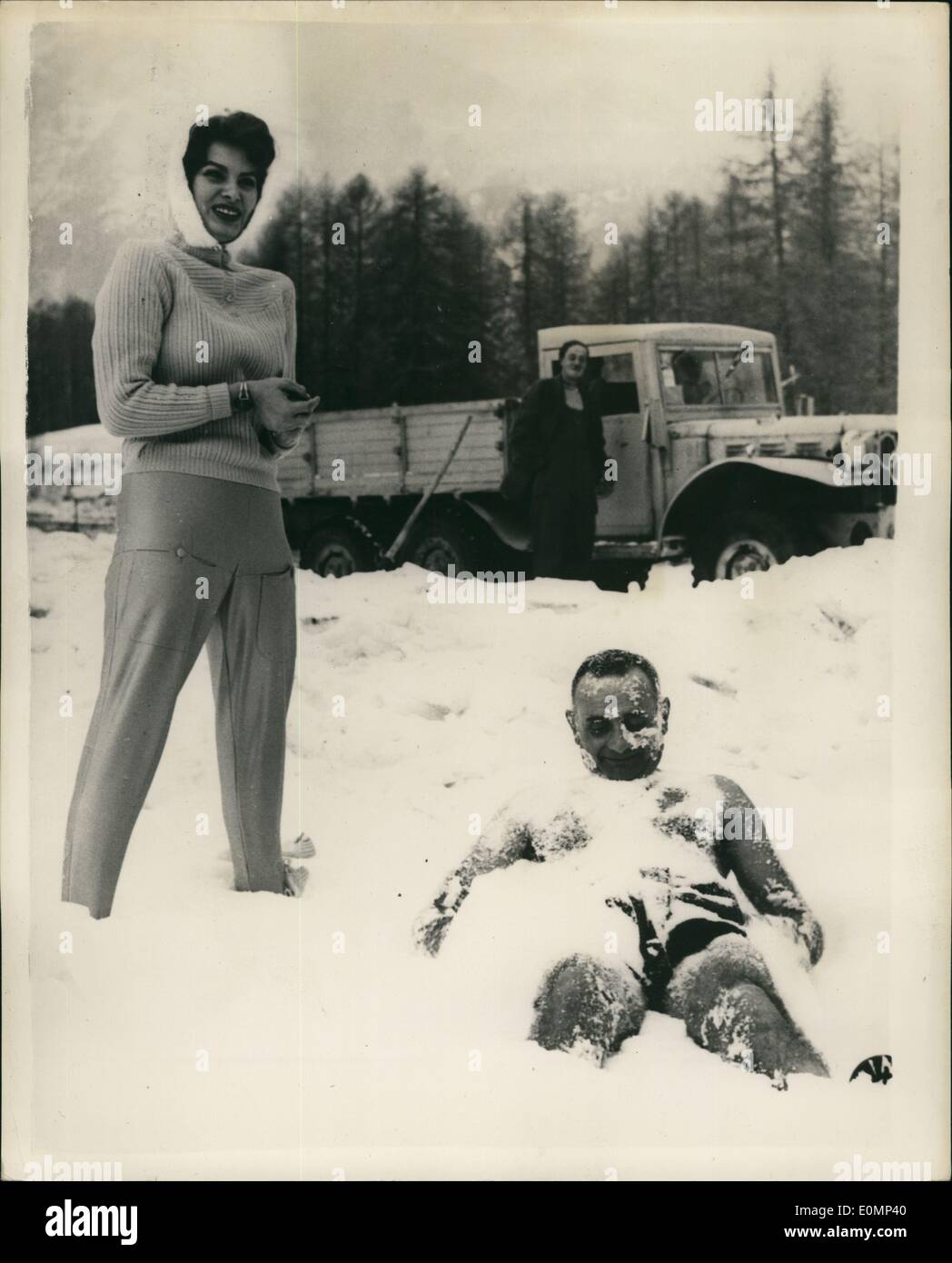 10 févr. 02, 1956 - Sofia Loren regarde dans aux Jeux Olympiques d'hiver correspond à un(e) ami(e) Avoir un bain de neige : écran italien populaire star Sofia Loren a été l'un des très populaires pour les visiteurs les Jeux Olympiques d'Gamest à Cortina d'Ampezze - et montrer qu'il est considéré qu'elle en a l'air sur l'homme à l'ami qui bénéficie d'un bain de neige dans le ''trop celd pour moi'' - dit Befia. Banque D'Images