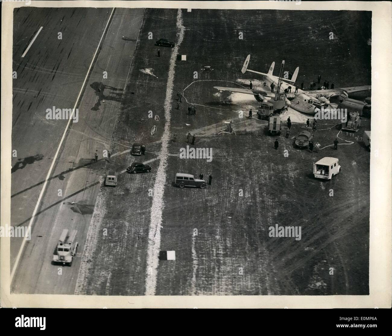 Avril 04, 1956 - Deux meurent dans un accident d'avion. : R.UN&gt;F. homme et une petite fille ont été tuées, et quatre autres blessés lorsqu'un avion de ligne avec 54 personnes à bord, s'est écrasé à l'aéroport de Stansted, Essex aujourd'hui. L'avion quadrimoteur York décollait avec les familles et les militaires pour Cypm's et l'Irak lorsqu'il plongea hors de la piste. Les femmes avec des bébés dans leurs bras comme brouillés de l'avion de patrouille jaillit des citernes détruites. Les vapeurs denses tourné les niveaux cite de l'avion dans une chambre à gaz. Pompiers pompée l'oxygène dans l'épave pour garder le peuple pris au piège en vie Banque D'Images