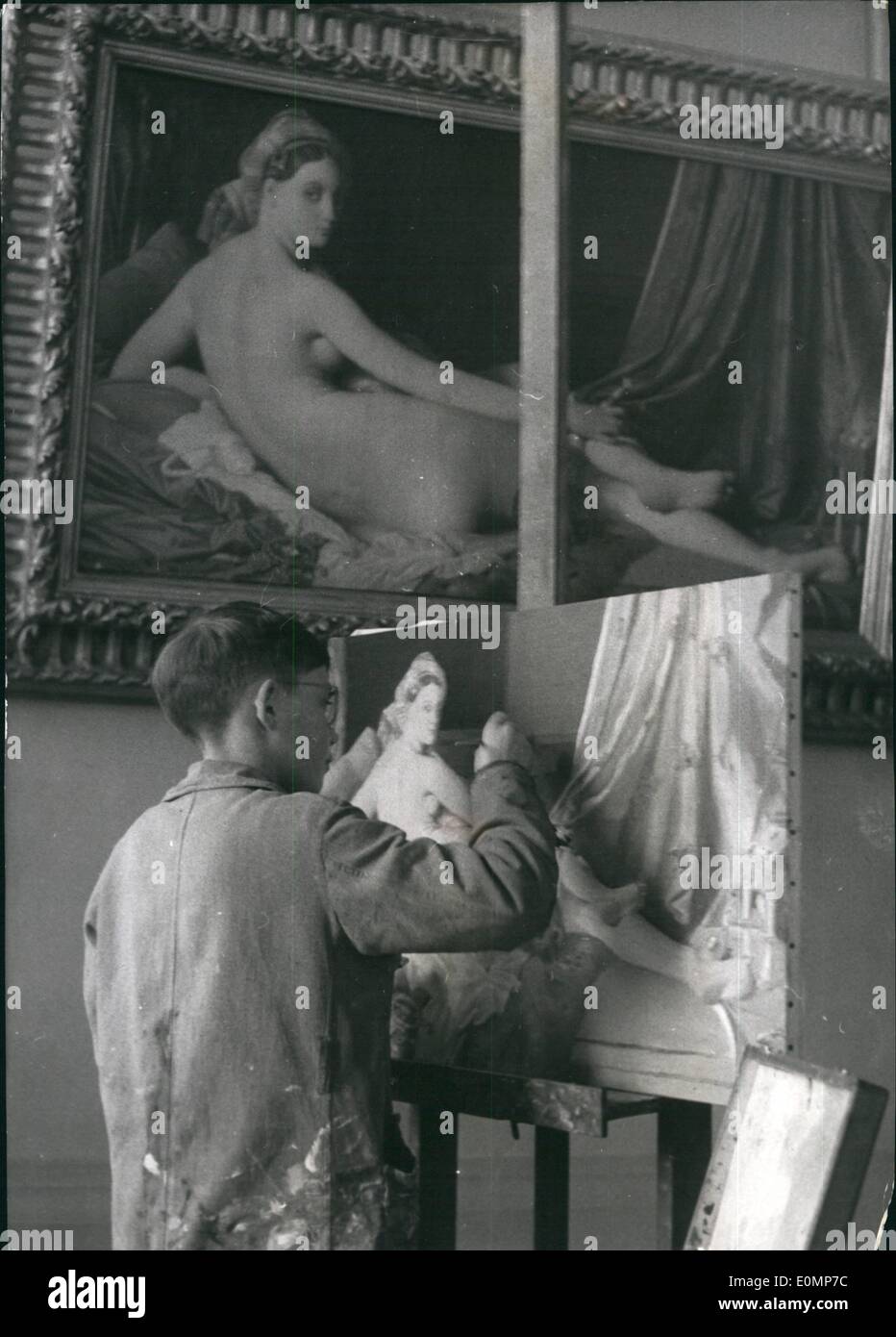 Avril 04, 1956 - garçon Eleven-Year Copies peintre en chefs-d'œuvre du Louvre. Un 11-année-vieux garçon Jean-Claude Guidou de Châtenay-Malabry, près de Paris, si les derniers ''enfant prodige'' de la peinture. Il a commencé à peindre quand il avait six ans. Récemment, il a gagné un concours de peinture organisé par Teen-Agers Europe I à V. Le garçon se spécialise dans la copie d'œuvres des siècles passés. Jean-Claude la copie des fameux ''Odalisque'' par Ingres au Louvre. Banque D'Images