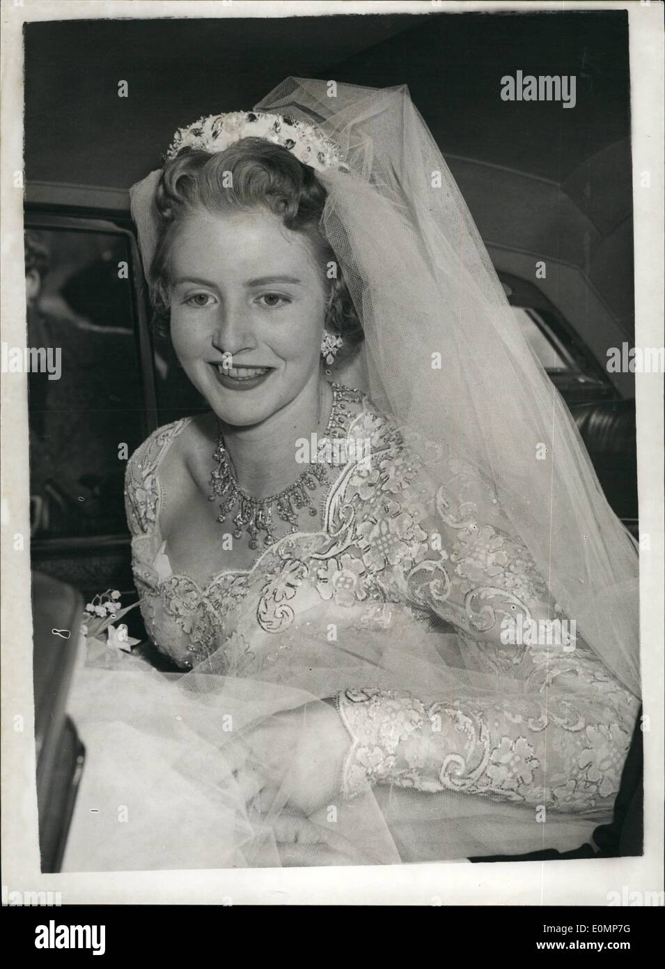 Avril 04, 1956 - Image assiste à mariage. : Le mariage a eu lieu aujourd'hui à l'église St. Withburga, Holkham, Norflok, entre Lady Anne Coke, 23 ans, fille du comte et de la Comtesse de Leicester, et M. Colin Locataire, 29 ans, fils et héritier de lord Glenconner. La reine Elizabeth la reine mère et la princesse Margaret est allé(e) à le mariage.Photo montre la belle mariée vu après la cérémonie. Banque D'Images