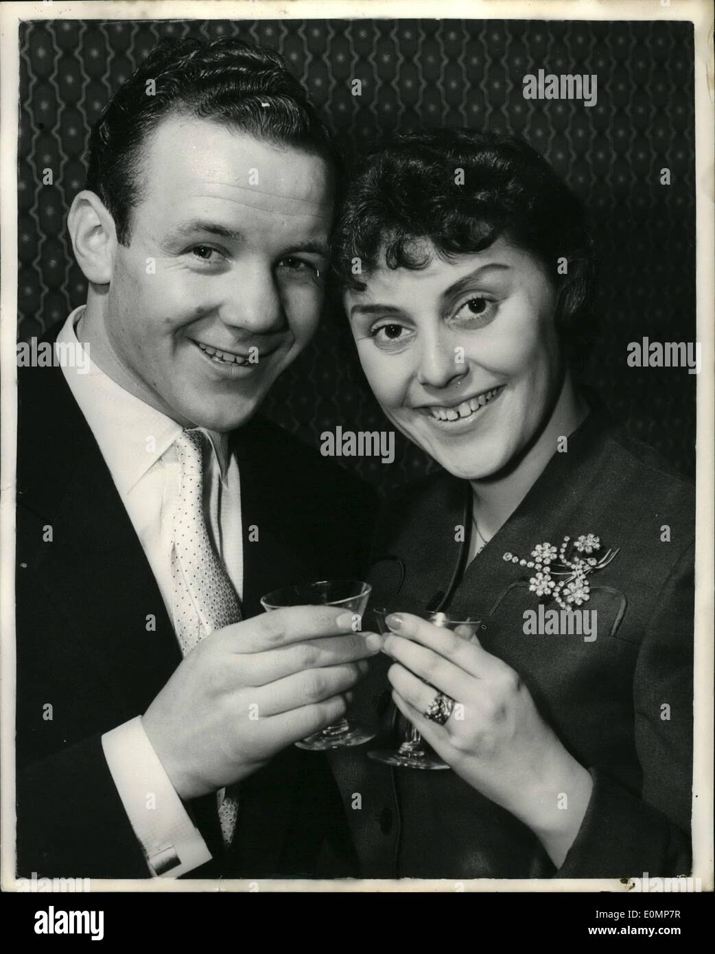 Avril 04, 1956 - ''Smiling'' Sammy McCarthy et son épouse, Mariage secret à East Ham : Sammy McCarthy le boxer léger et ses toasts mariée de 20 ans Sylvia Clancy après leur mariage secret à East Ham s'inscrire bureau hier. Le couple est amoureux de la petite enfance. Banque D'Images