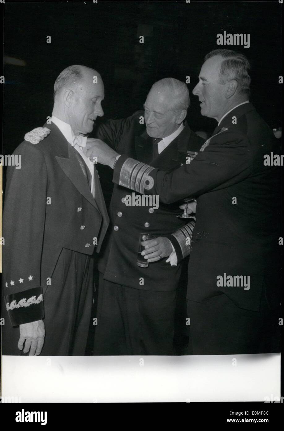 Avril 04, 1956 - Les agents de la forme reçue au bureau de la guerre française : une réception en l'honneur de la forme les officiers supérieurs a eu lieu au ministère de la guerre français à Paris la nuit dernière. Le général Alfred M. Grunther, C.-I.-C. des forces alliées en Europe, dans une conversation amicale avec l'amiral Sir Michael Denny et l'amiral Lord Louis Mountbatten qui semblent l'amiral Général Gruenther est uniforme. Banque D'Images