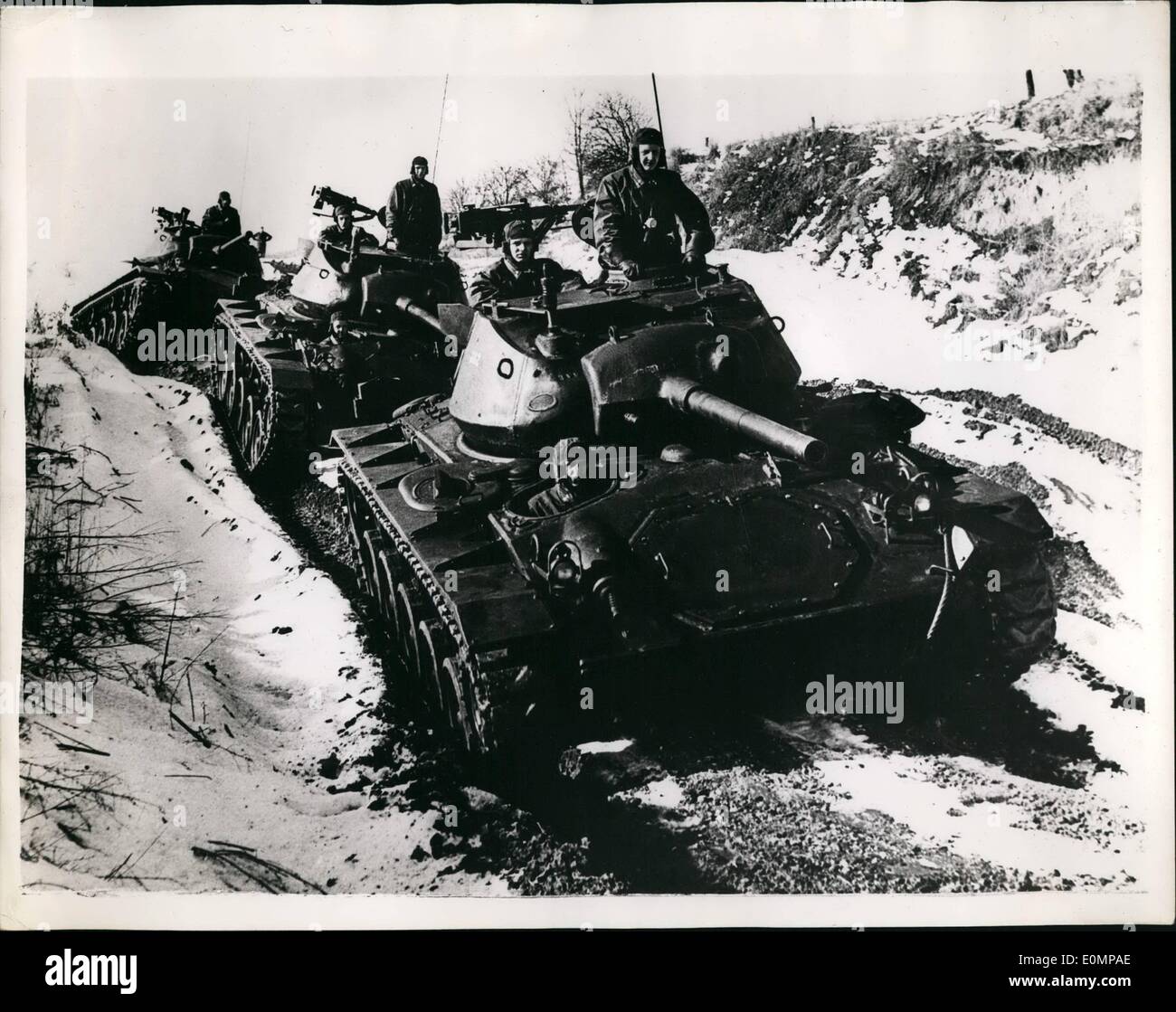 10 févr. 02, 1956 - Réservoirs de nouveau matériel roulant démarrage armée autrichienne, ils ont passé d'Amérique latine et de la Russie soviétique et des réservoirs ; United States construction sont à voir à l'armée fédérale autrichienne, à l'École de chars du Hoesching près de Ling, en Haute-Autriche. Personnel de l'école sont actuellement l'objet d'un cours avancé dans l'utilisation des réservoirs. Photo montre ; la scène comme certains des réservoirs rendez sur le dessus pendant la formation à l'école. Banque D'Images