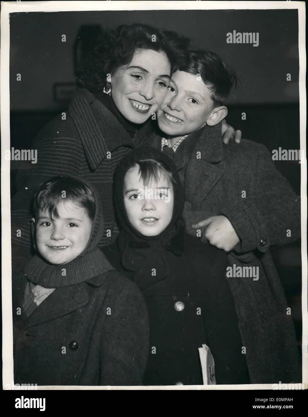 10 févr. 02, 1956 - Mère gagne de nouveau rideau de fer trois fils : une mère anglaise a été réuni à l'aéroport de Londres la nuit dernière avec ses trois fils d'âge scolaire, qui ont volé les 1 000 kilomètres de derrière le rideau de fer. Lorsque l'avion a touché le sol de Prague les garçons, dans les cagoules et ski pantalon bleu 10, j'ai séjourné dans leurs sièges avec impatience . Leurs 30 ans mère m Mme Mary Edwards, a couru les armes et l'enlaça et l'avion, a balayé ses fils dans ses bras et l'enlaça et embrassés après avoir été séparés de leur part pour six mois. Mme Banque D'Images