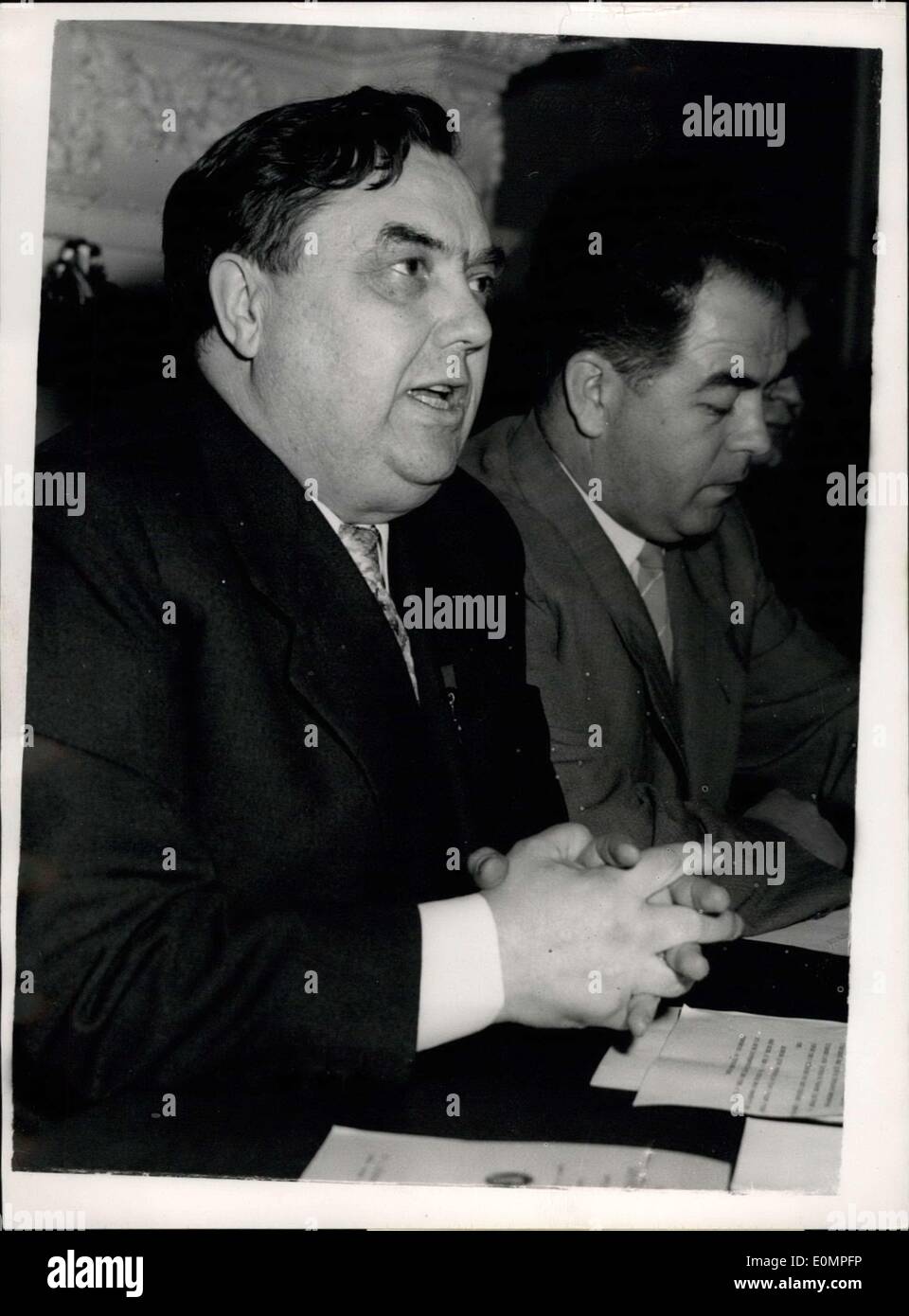 Avril 05, 1956 - M. Malenkov répond aux membres de la presse à l'ambassade de Russie : une conférence pour permettre aux membres de la presse de rencontrer M. Malenkov, le ministre soviétique des centrales électriques, et les membres de sa délégation, a été organisée à l'ambassade soviétique, les jardins du palais de Kensington. Photo montre M. Malenkov est vu répondre aux questions lors de la conférence d'aujourd'hui. Banque D'Images