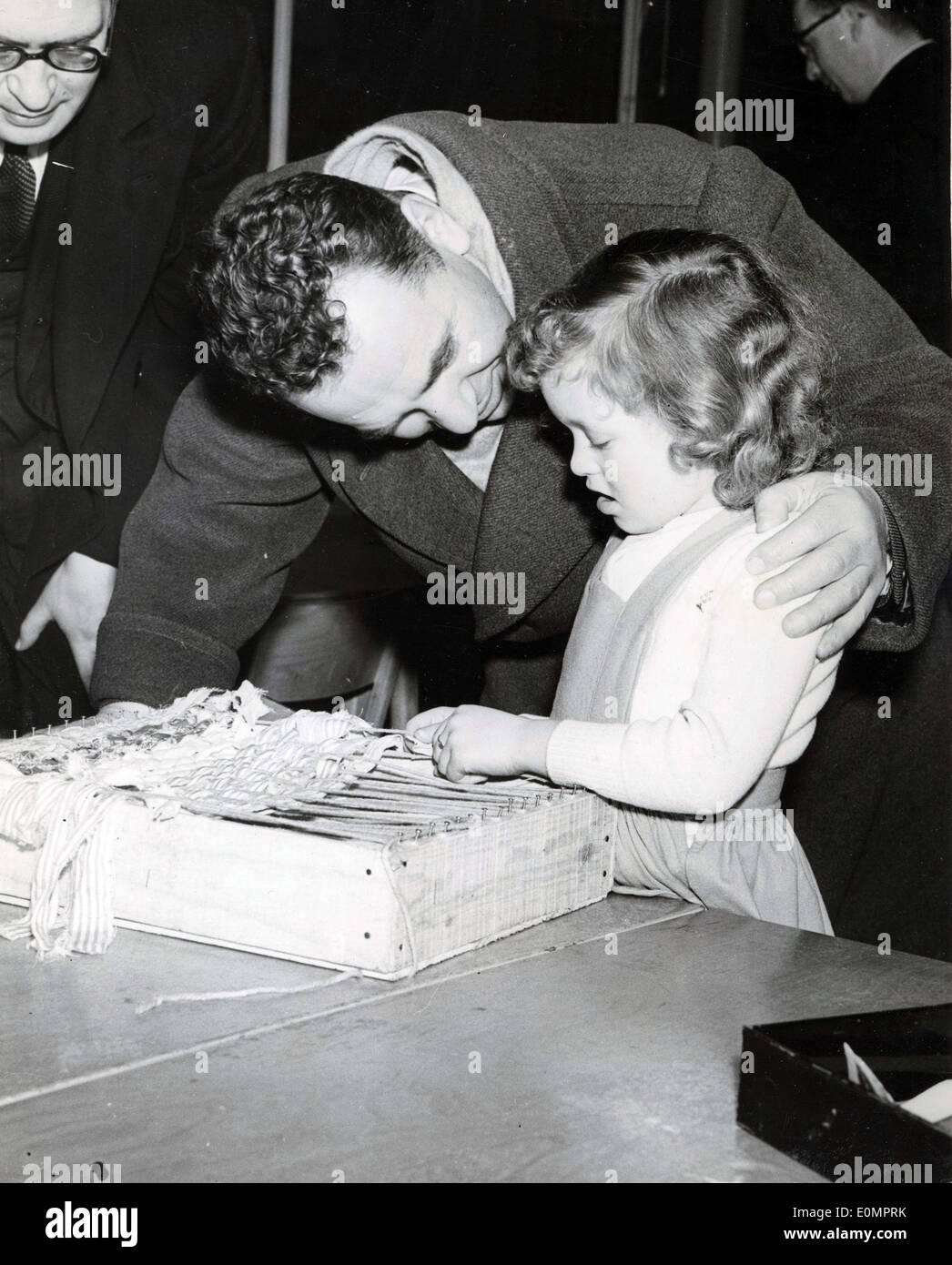 Feb 06, 1956 - Londres, Angleterre, Royaume-Uni - Ministre de la culture soviétique Nikolai Mikhailov s'entretient avec un enfant de 5 ans Julie vert en Hallfeild l'école primaire. Banque D'Images