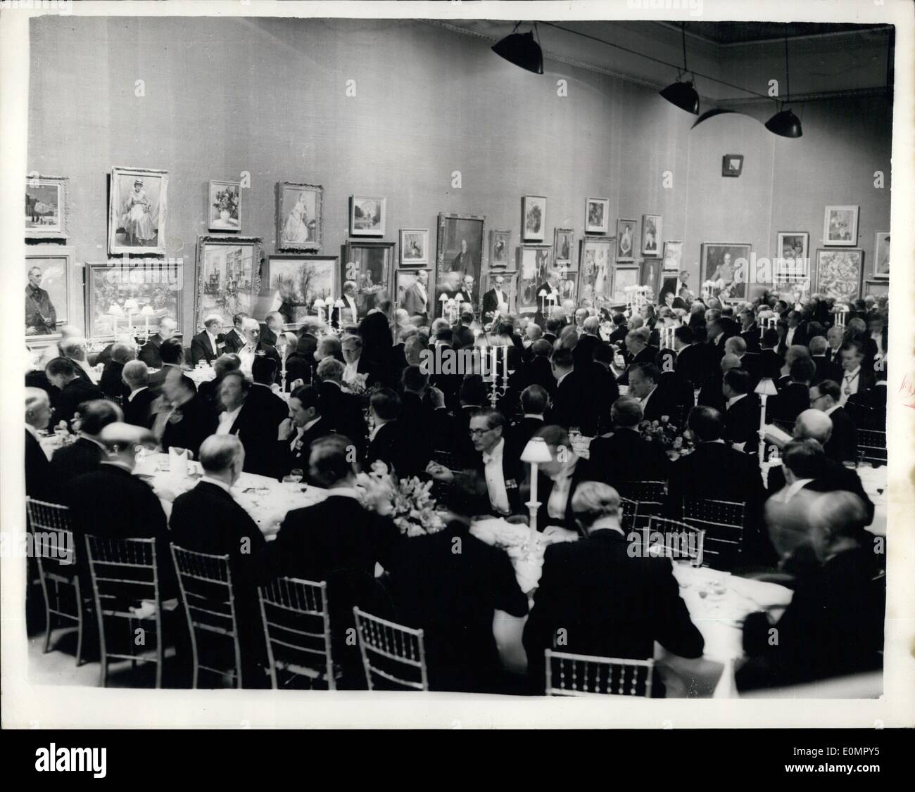 Mai 05, 1956 - Le dîner annuel de l'Académie Royale des Arts de Burlington House. : la Royal Academy of Arts a tenu sa 188ème dîner de Burlington House hier soir. Sir Alfred Munnings, cinq fois son président, restés à l'écart parce qu'il n'aimait pas la norme d'effroyables certains tableaux contemporains sur la vue. Photo montre M. R.A. Butler est vu parler au dîner hier soir. Banque D'Images