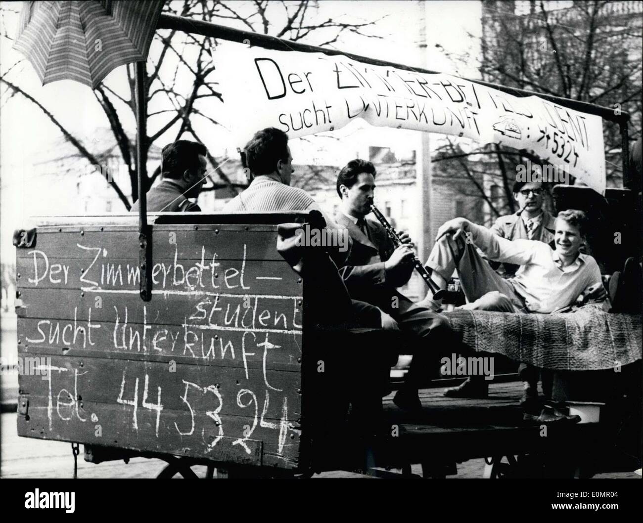Mai 05, 1956 - Les étudiants de Hambourg sont en proie à une pénurie de logements. Par conséquent, ils ont décidé de faire une campagne de publicité Banque D'Images